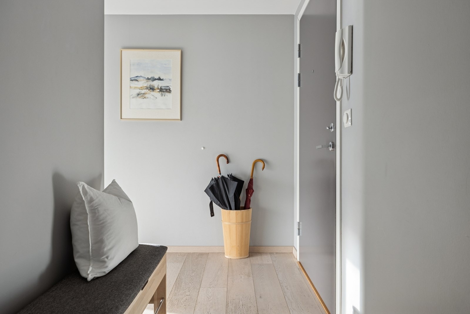 Romslig entré med parkett på gulv og plass til garderobeløsning. Galleribilde