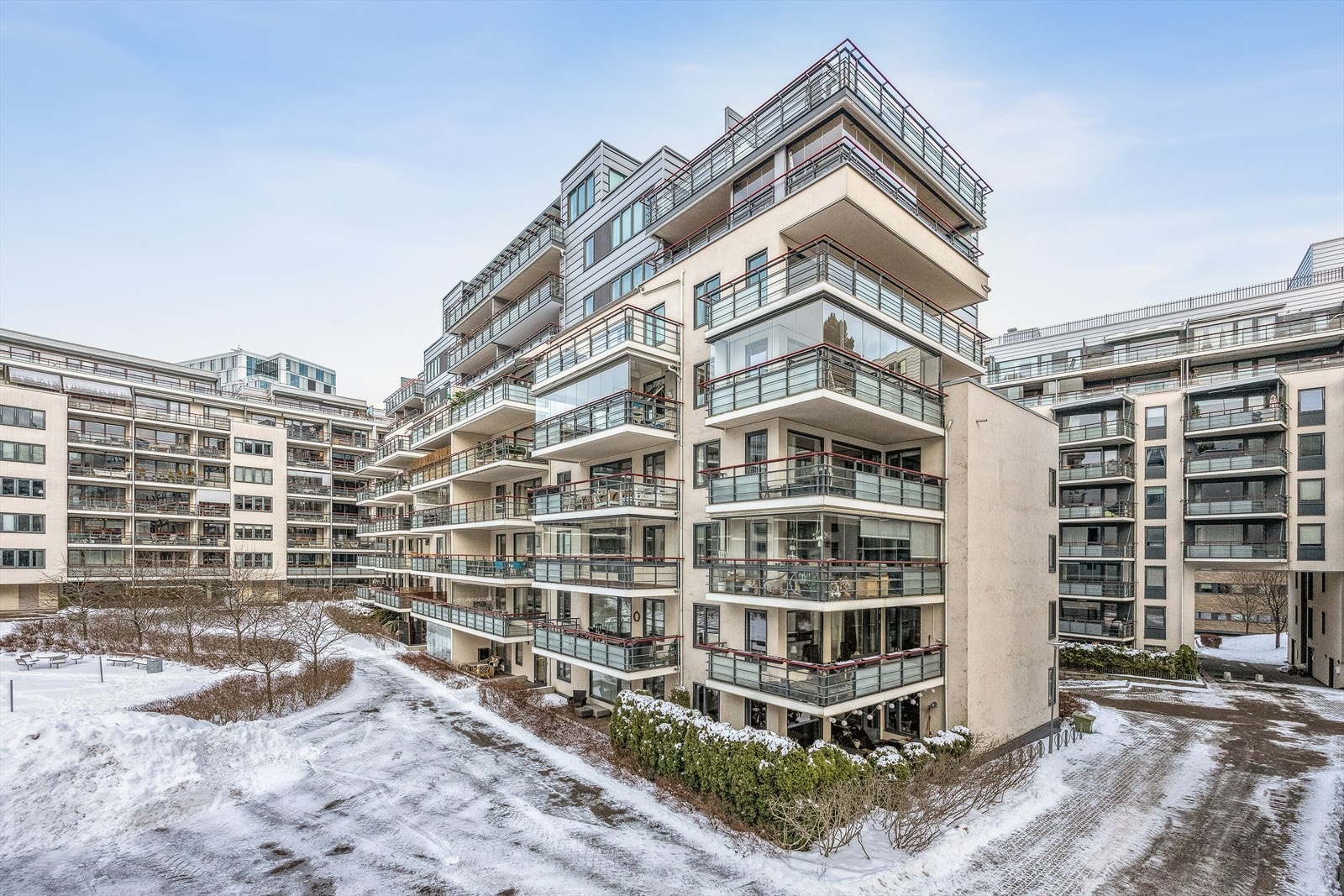 Toppetasjen på enden av bygget.
Med Karenslyst Allé og Skøyentorget i umiddelbar nærhet, gjøres alle daglige ærender enkelt til fots. Galleribilde