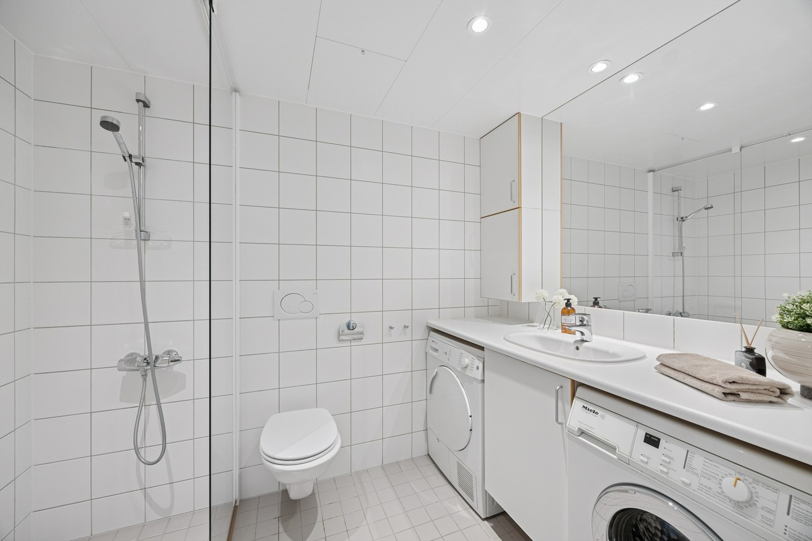 Flislagt bad med vegghengt toalett og gulvvarme. Hvitevarene medfølger. Galleribilde