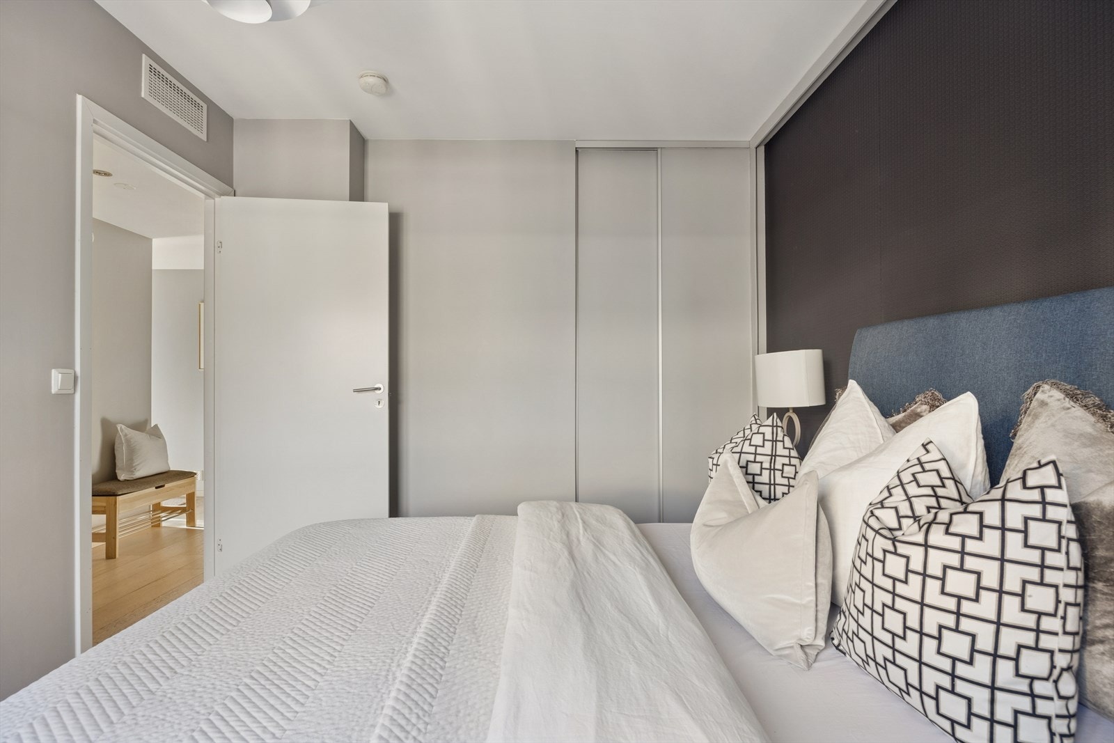 Leiligheten har to soverom med gjennomgående parkett og malte vegger. Galleribilde