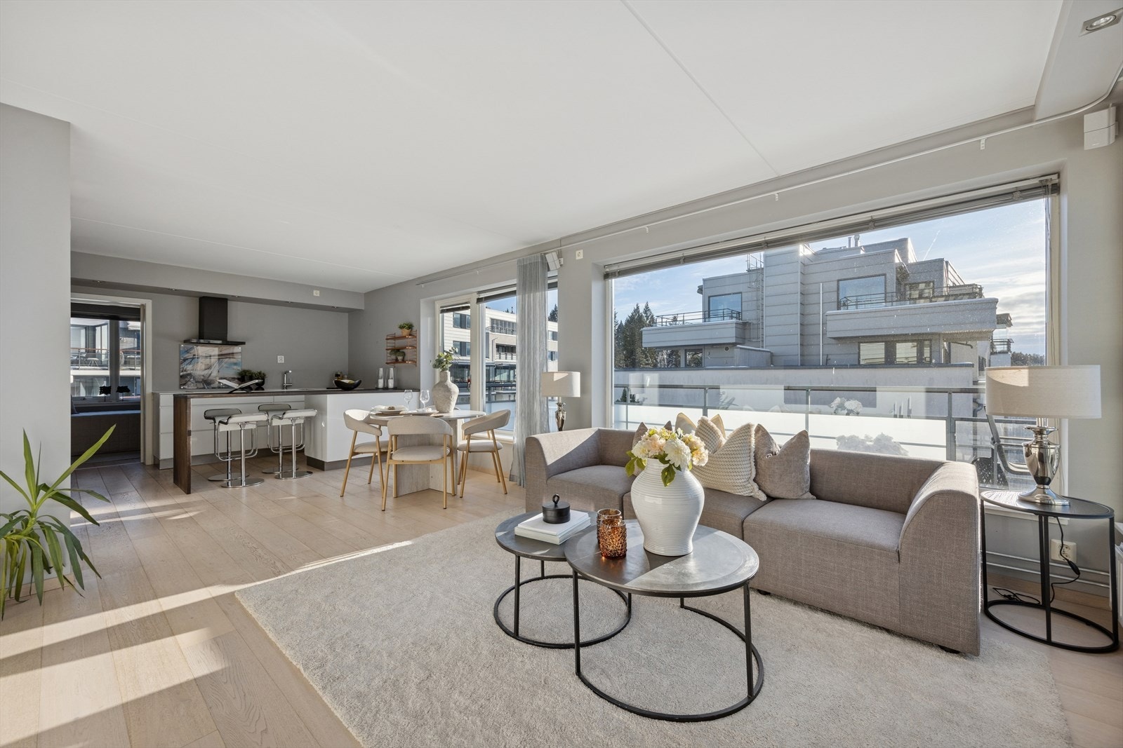 Åpen løsning mellom stue og kjøkken gir en sosial og romslig sone. Galleribilde