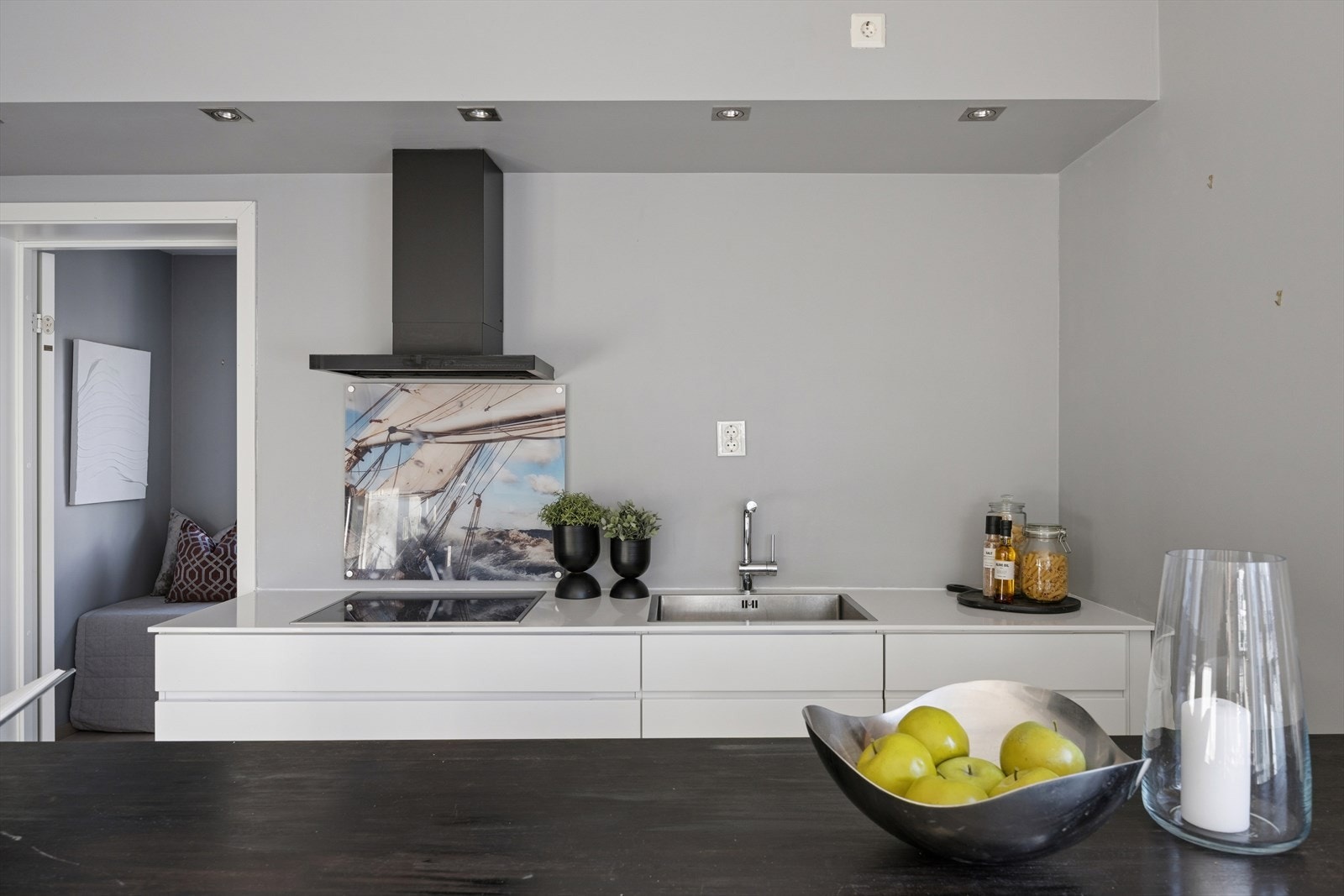 Benkeplate i kompositt med nedfelt vask og Miele induksjonstopp. Galleribilde