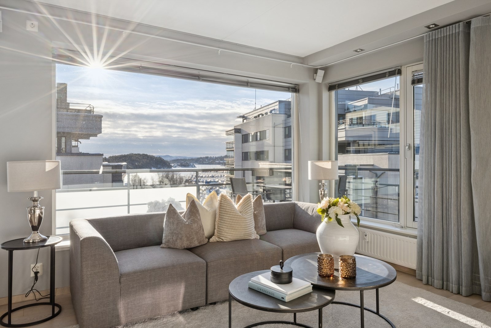 Store vindusflater slipper inn rikelig med dagslys og rammer inn utsikten. Galleribilde