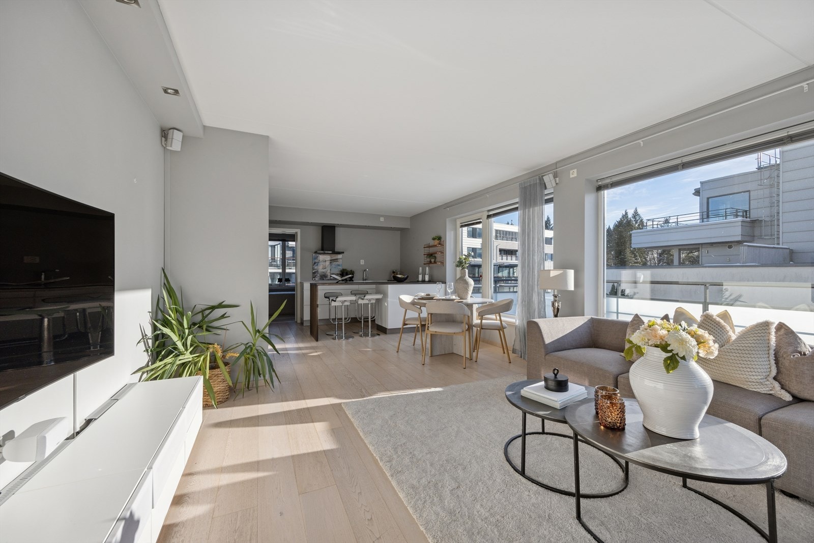 Endeleiligheten ble vesentlig oppgradert i 2014 og holder en gjennomgående god standard. TV med høyttaler og benk medfølger. Galleribilde