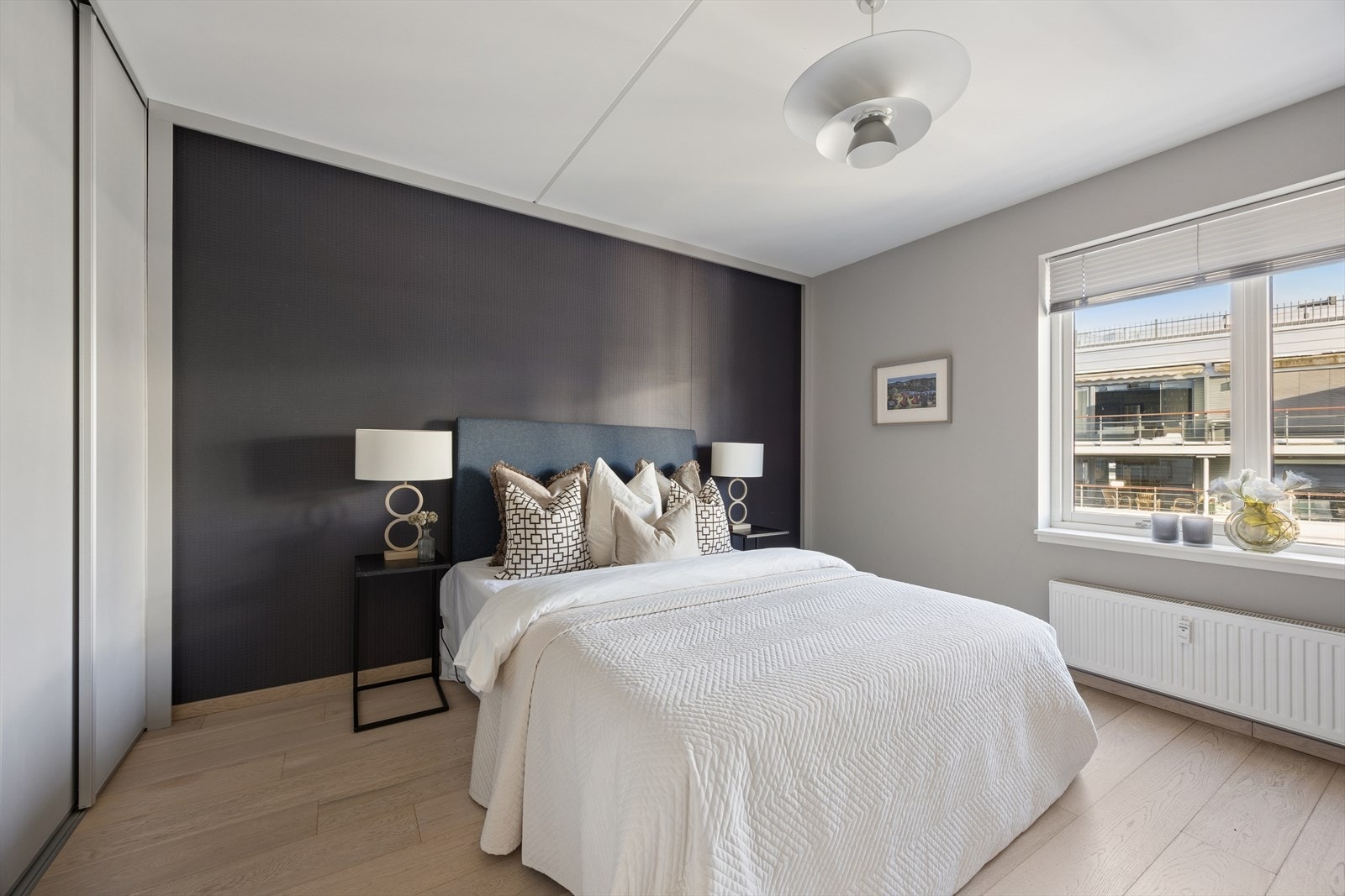 Hovedsoverommet har garderobeskap og god plass til dobbeltseng og tilhørende møblement. Galleribilde