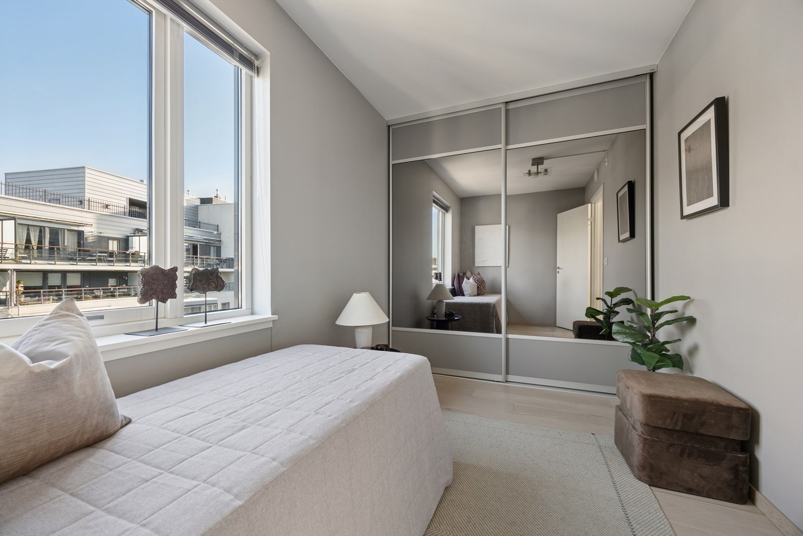 Det ene soverommet har en stor skyvedørsgarderobe med speilfronter for god oppbevaring. Galleribilde