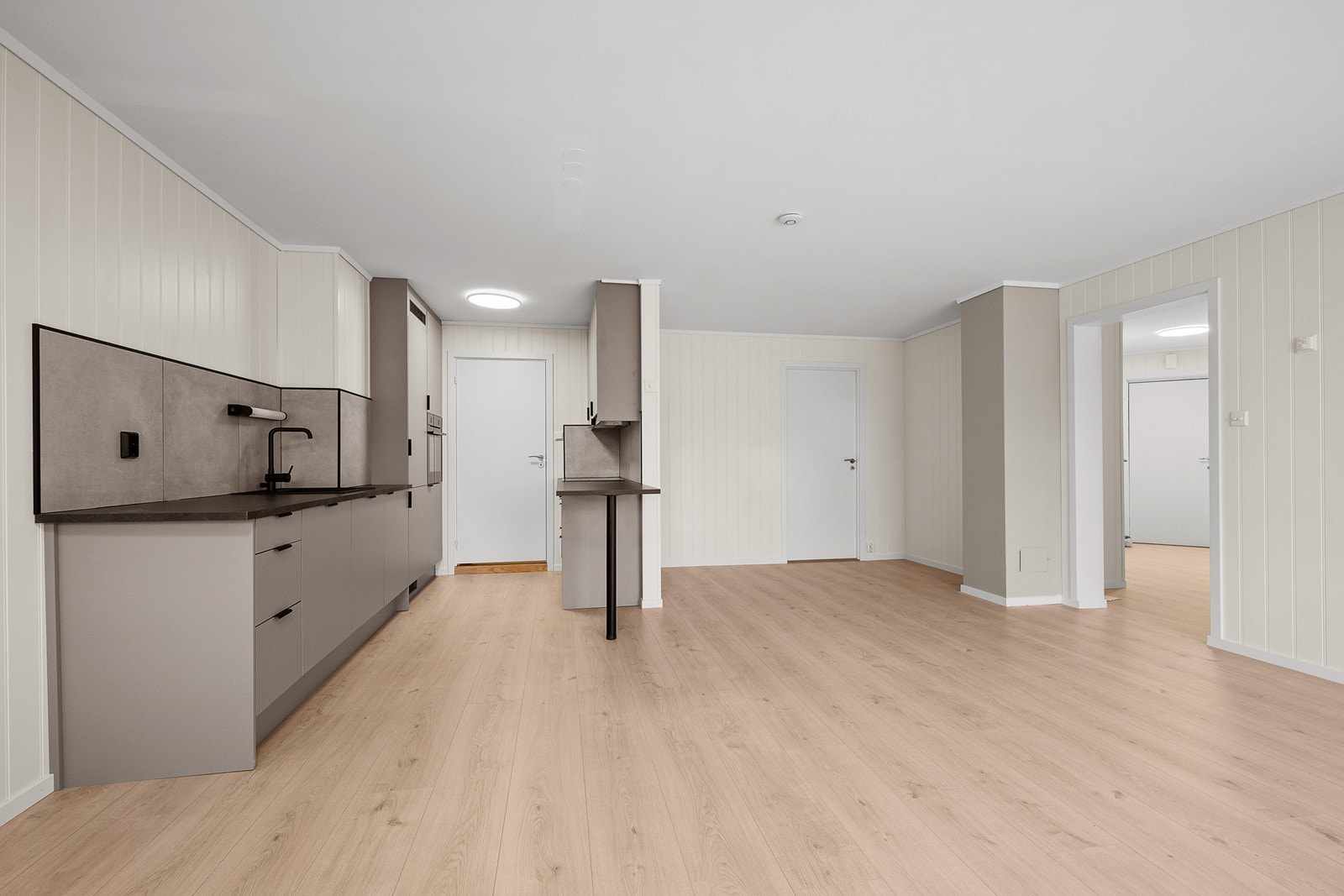 Dør ved kjøkken er leder inn til vaskerom og bod. Dør i stue leder inn til nok en bod. Galleribilde