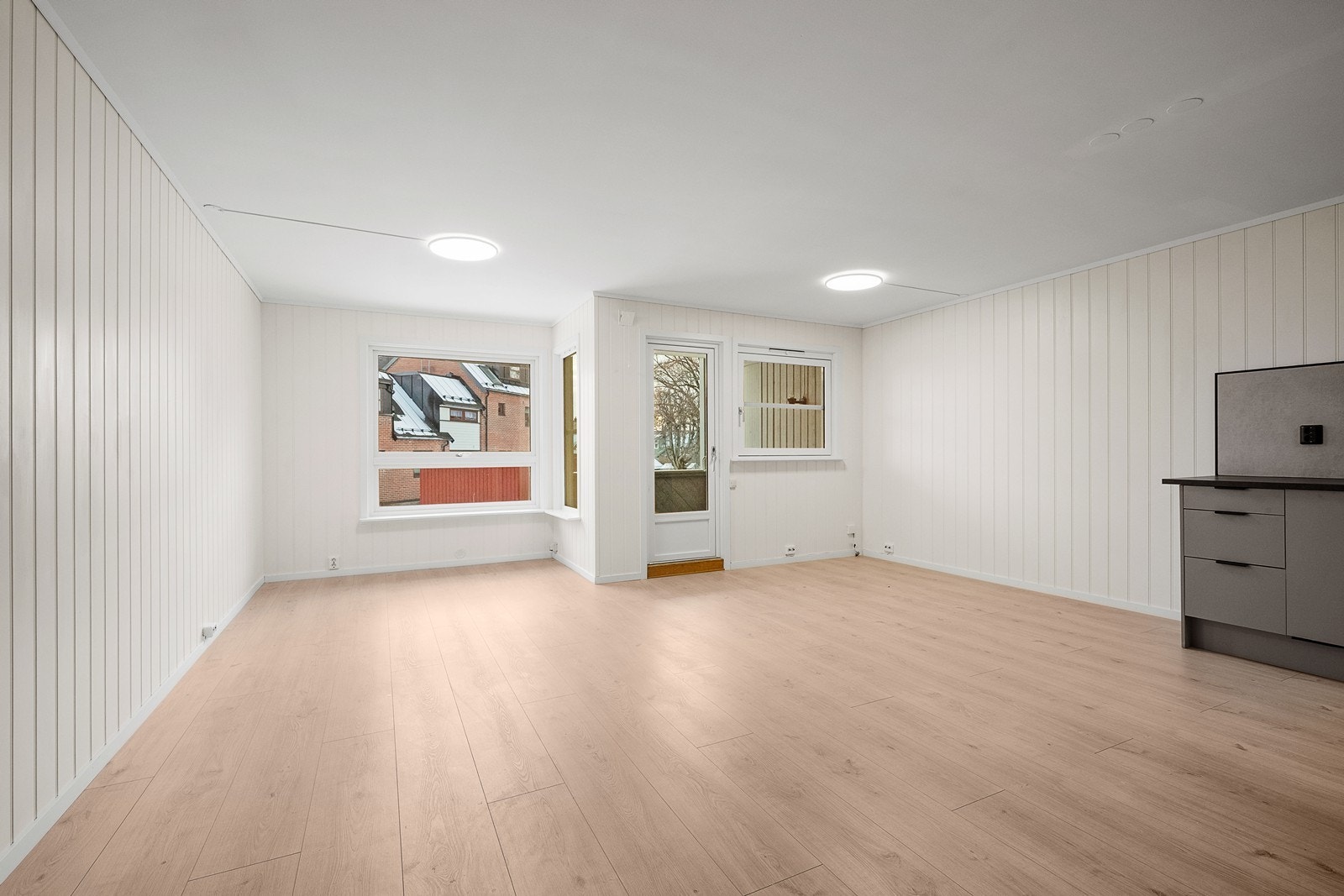 Nyoppusset stue med utgang til balkong. Galleribilde