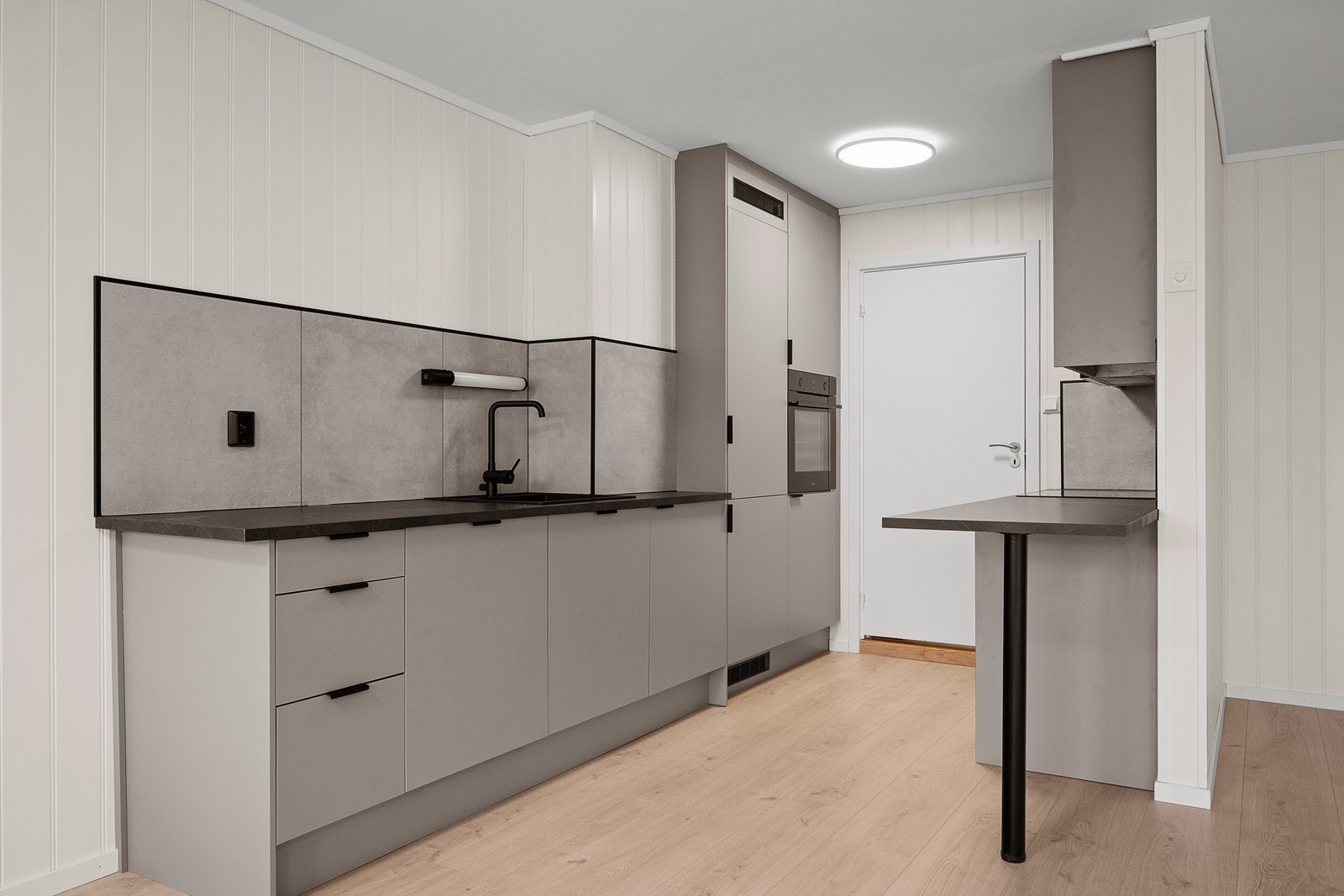 Kjøkkenet har integrerte hvitevarer. Galleribilde