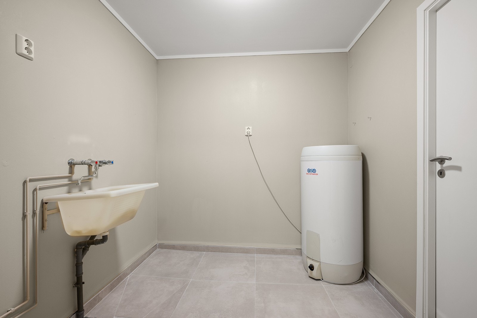 Vaskerom med fliser på gulv og malte vegger. Galleribilde