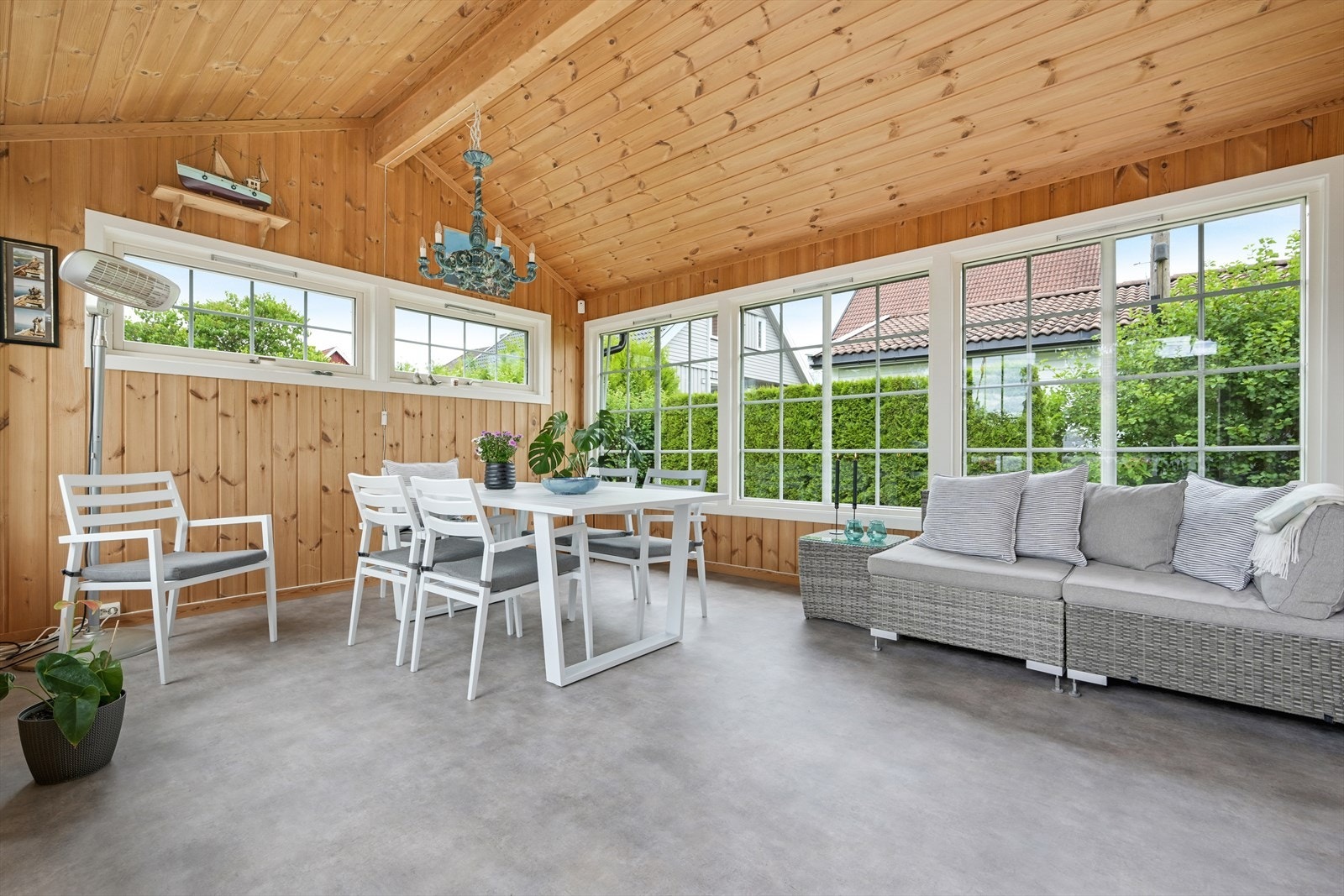 Sommerstue har god takhøyde og godt med lys via vinduer Galleribilde