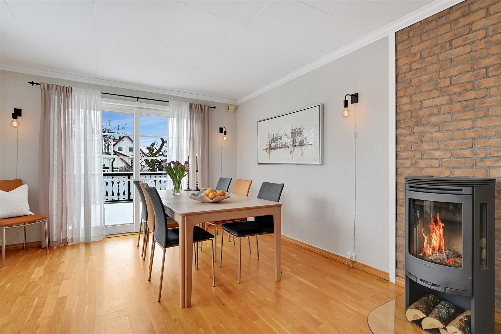 Stuen med store vindusflater, peisovn og varm atmosfære gjør dette til et naturlig samlingspunkt. Galleribilde