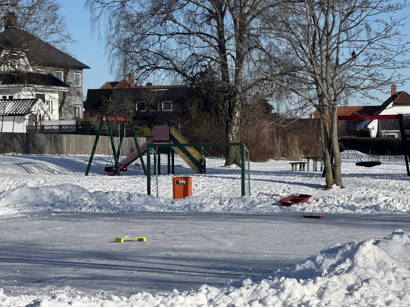 Kjeldsbergs plassen ligger rett nedenfor eiendommen og gir mulighet til lek både sommer og vinter Galleribilde