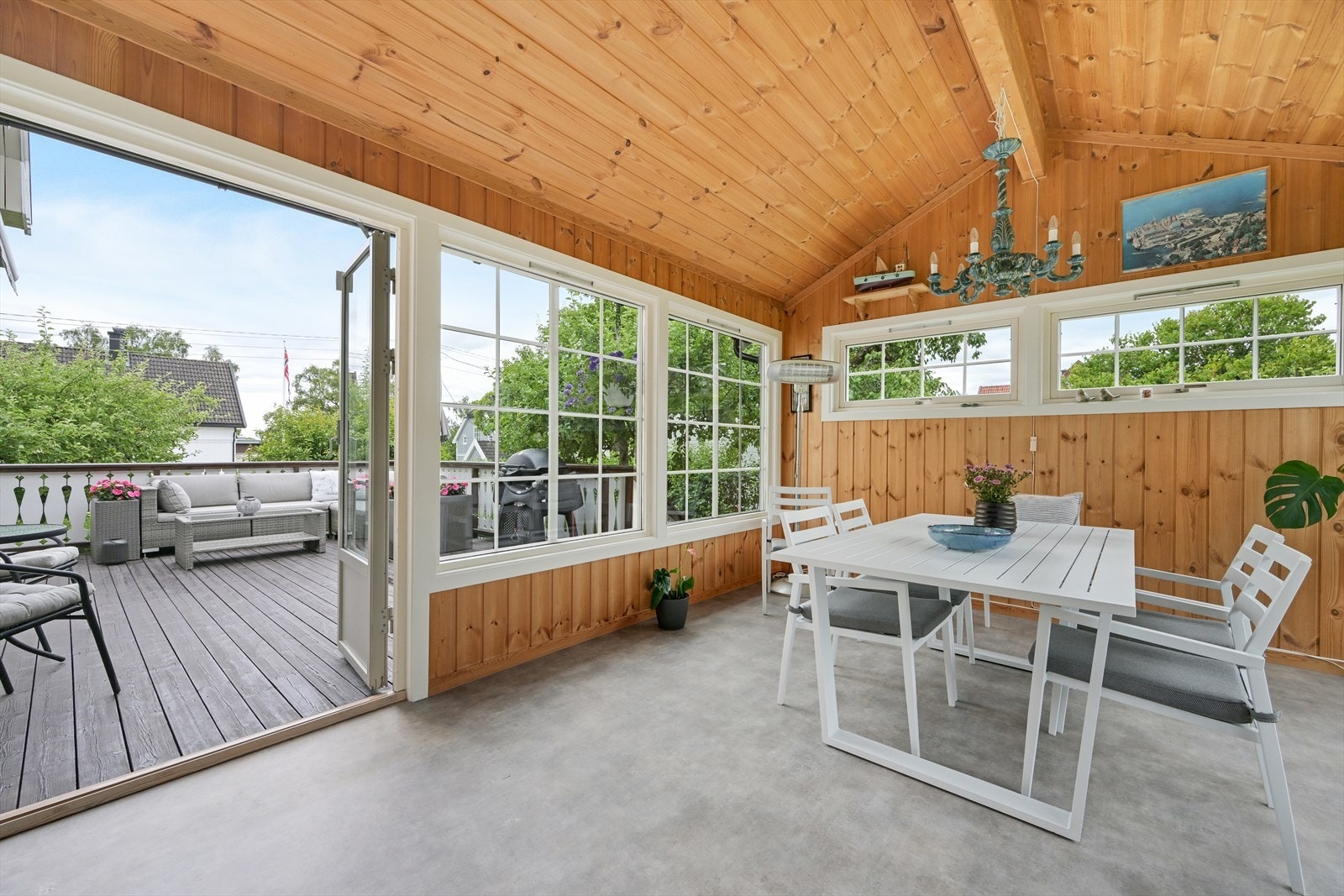 Hyggelig sommerstue med utgang til terrasse Galleribilde