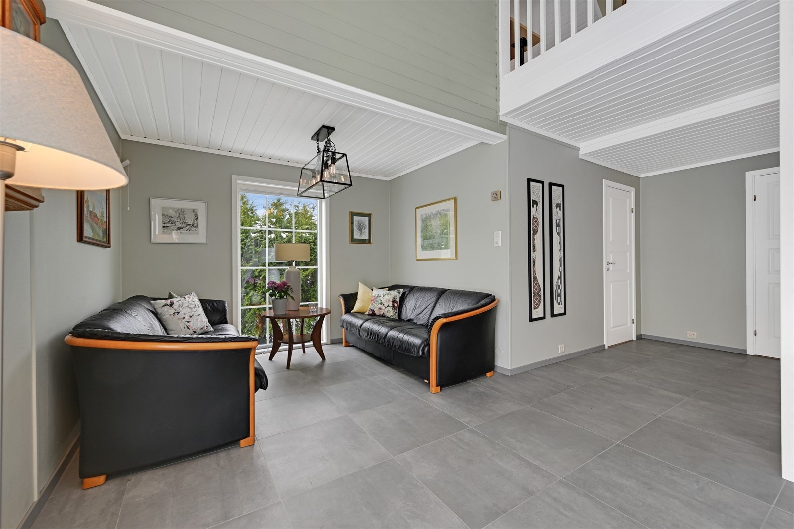 Stue med delvis åpen løsning opp mot loftstue Galleribilde