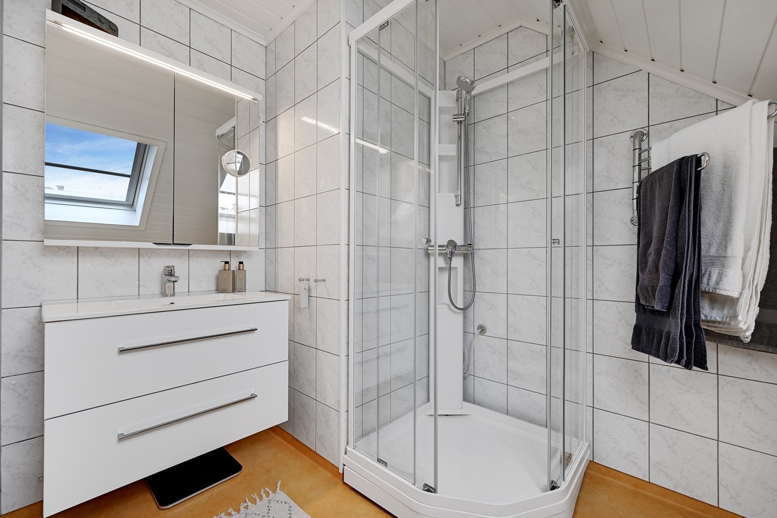 Praktisk lite bad med dusjkabinett Galleribilde