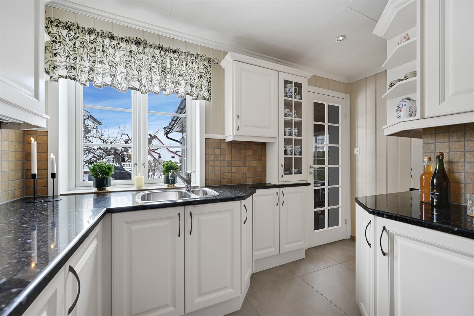 Spotter i tak og utgang til en hyggelig hagestue gir kjøkkenet et elegant preg samt svært praktiske løsninger. Galleribilde