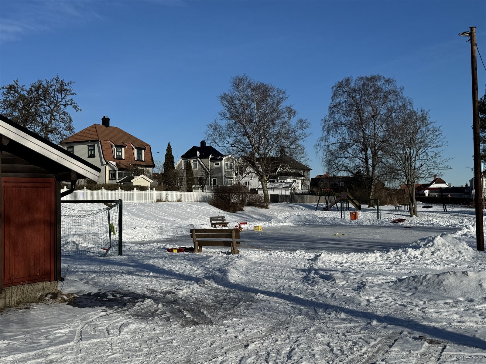 Kjeldsbergs plassen ligger rett nedenfor eiendommen og gir mulighet til lek både sommer og vinter Galleribilde