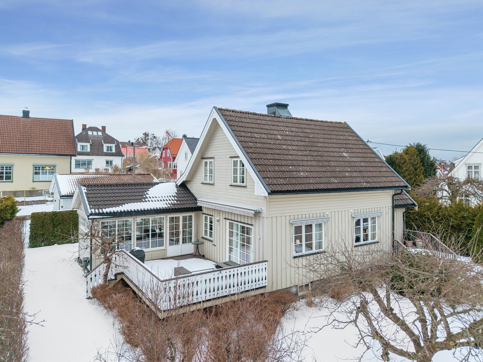 Romslig bolig med gode uteplasser Galleribilde