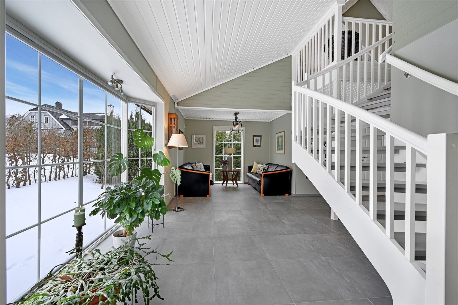 Stue med utsikt til hagen i bakant av boligen. Galleribilde