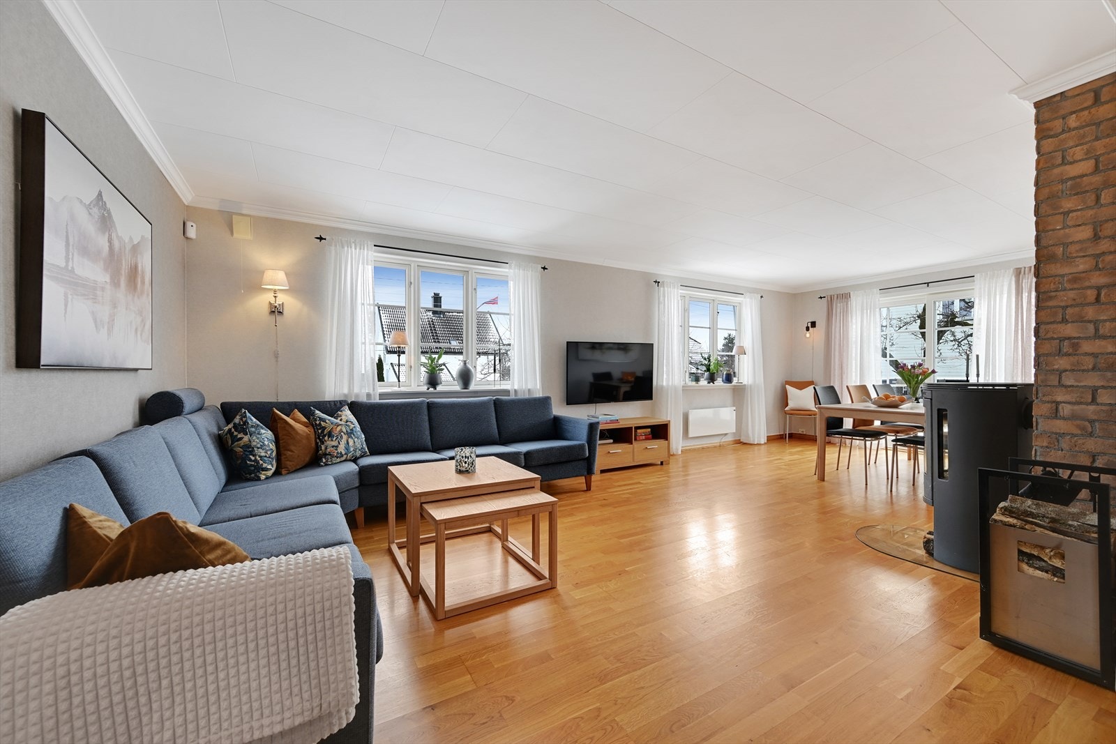 Romslig stue med spisestue og hyggelig peisovn Galleribilde