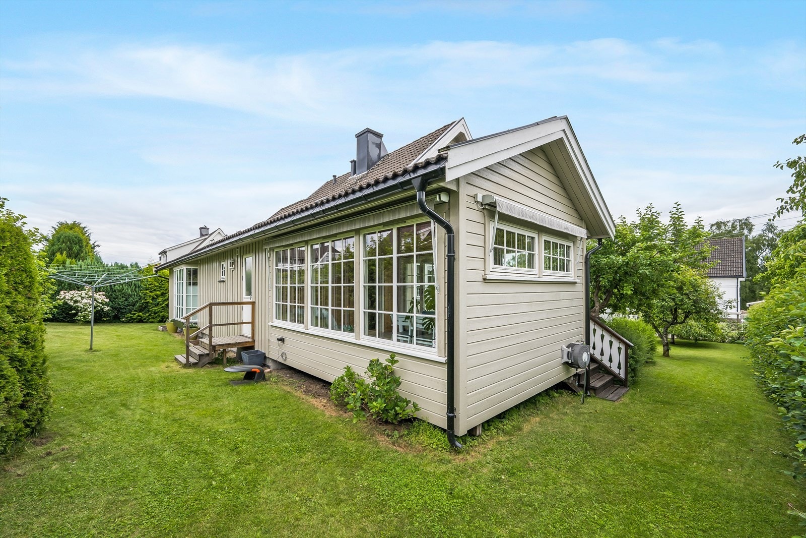 Pent opparbeidet hage hvor det er mulig å følge solen hele dagen. Galleribilde