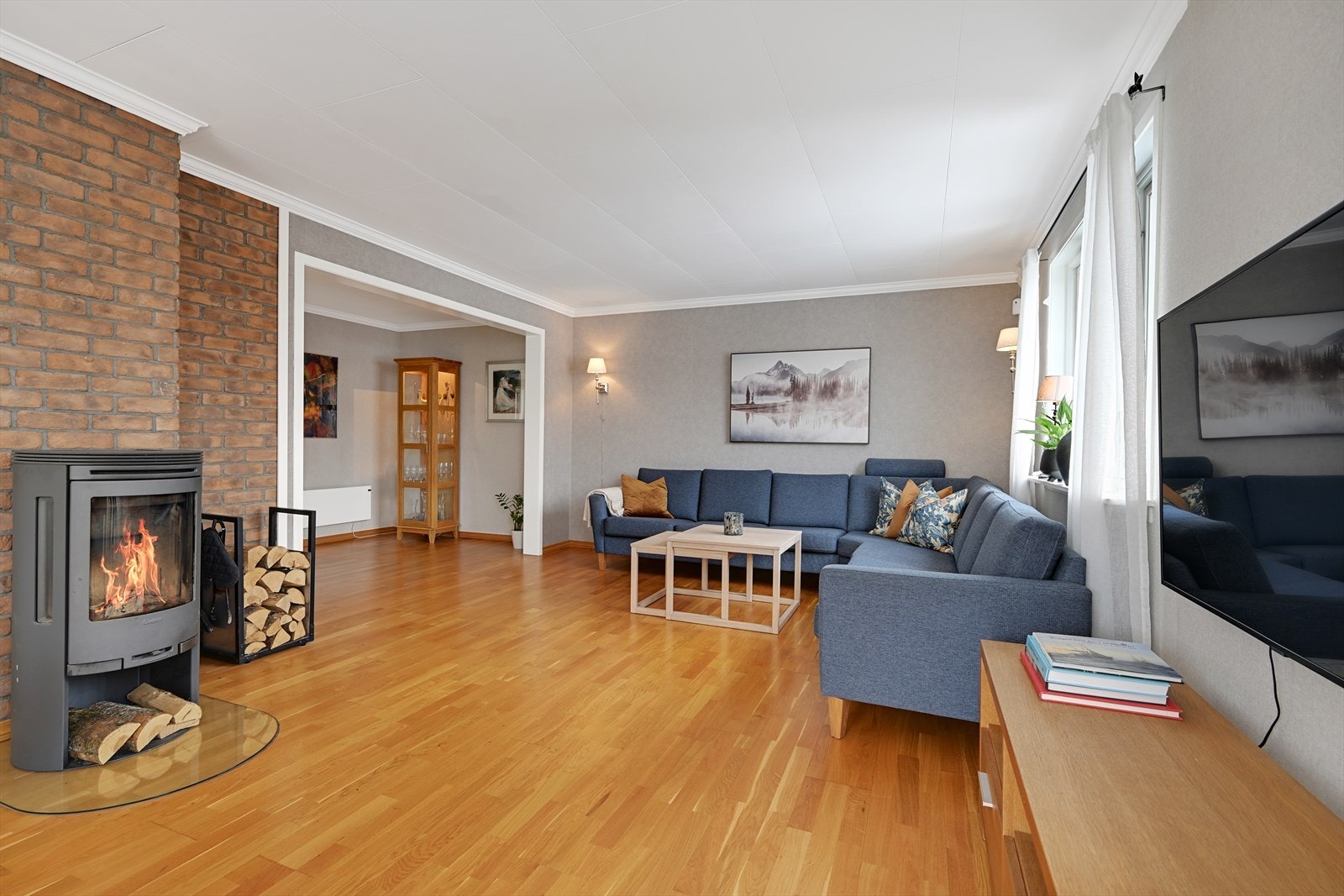 Stue med god plass med en hyggelig atmosfære Galleribilde