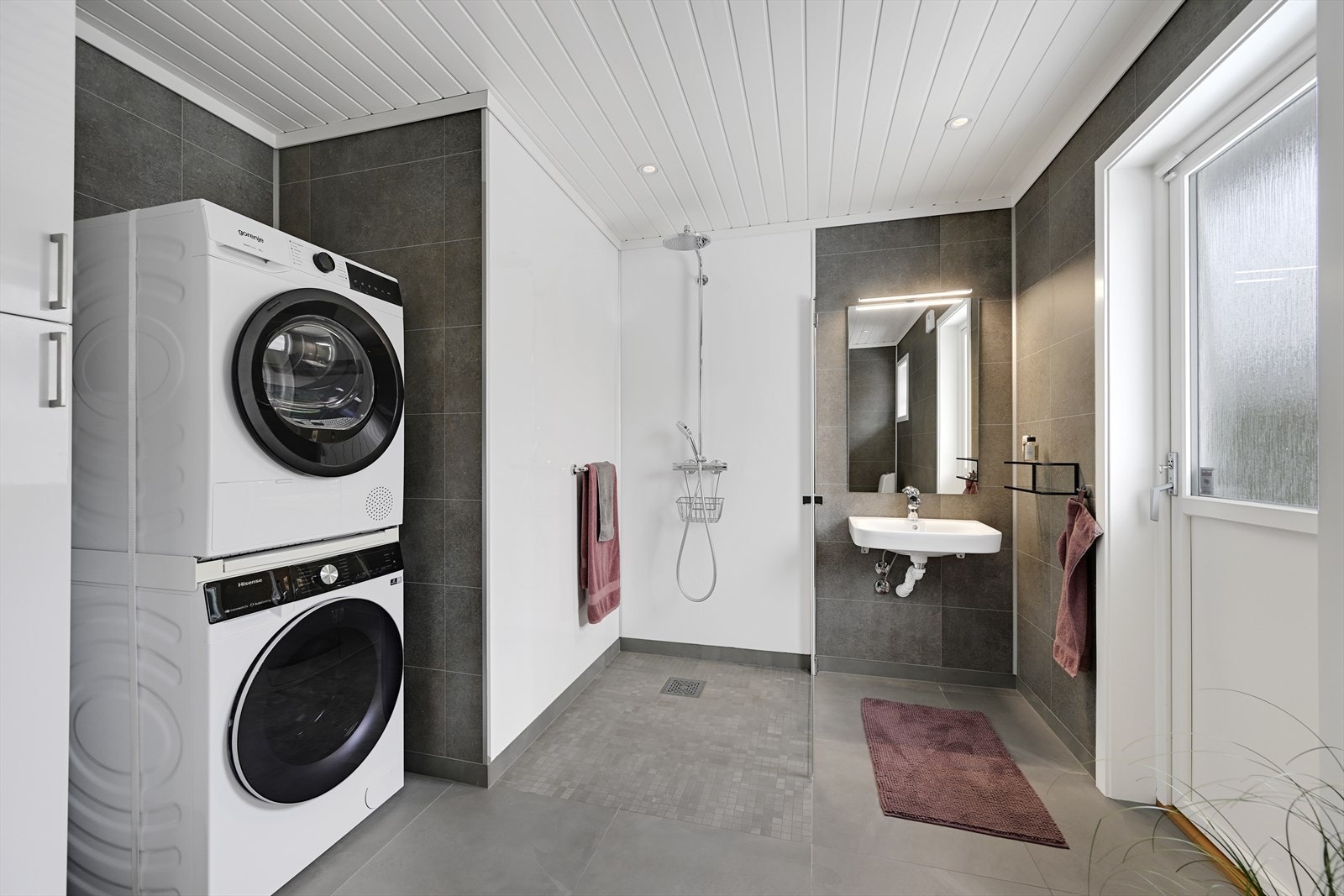 Stort kombinert bad/vaskerom i moderne stil Galleribilde