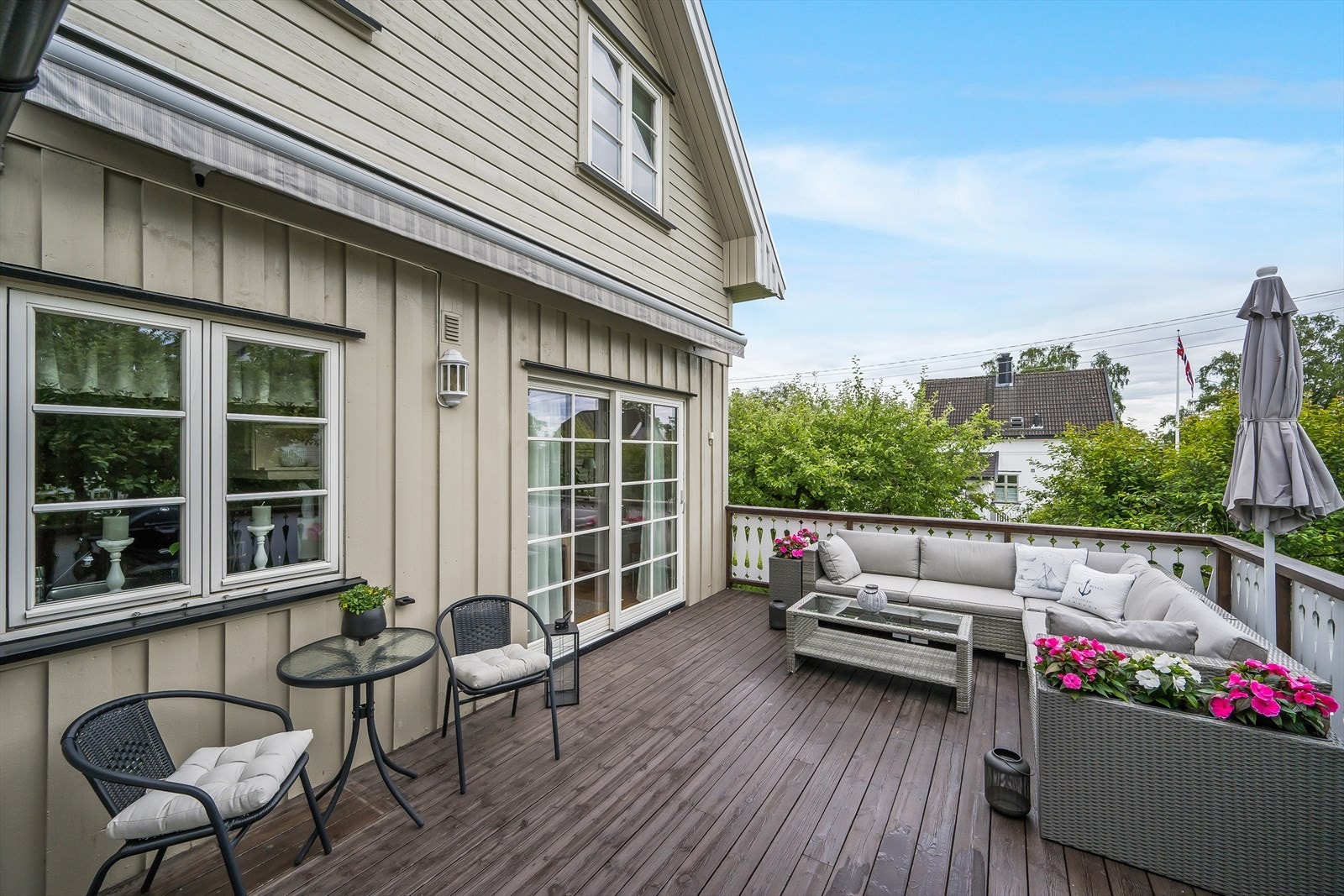 Hyggelig terrasse med adkomst til hagestue Galleribilde