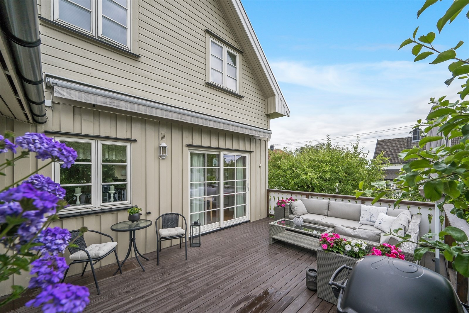 Fasade og terrasse område Galleribilde