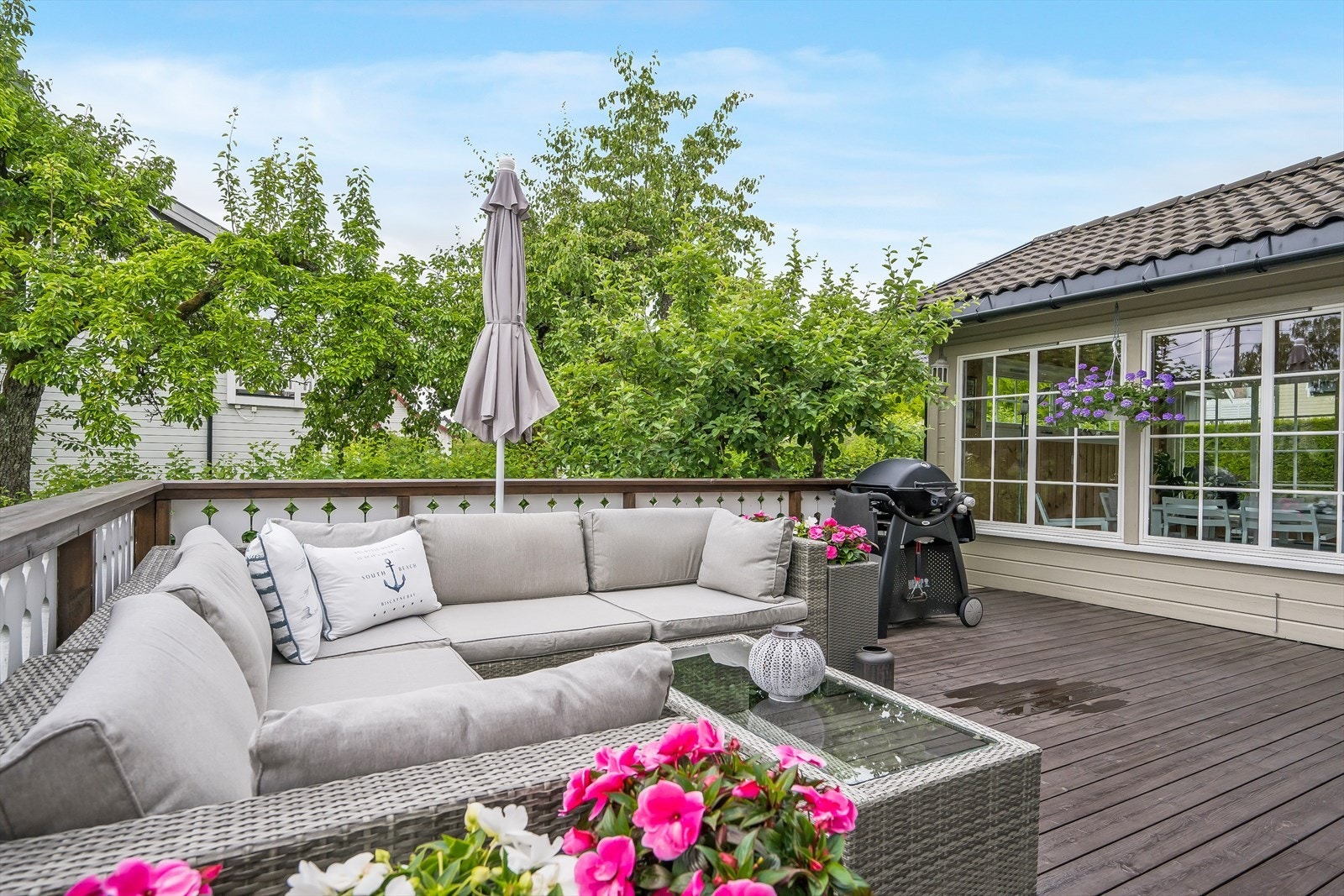 Terrasse med god plass til hagemøblemang Galleribilde