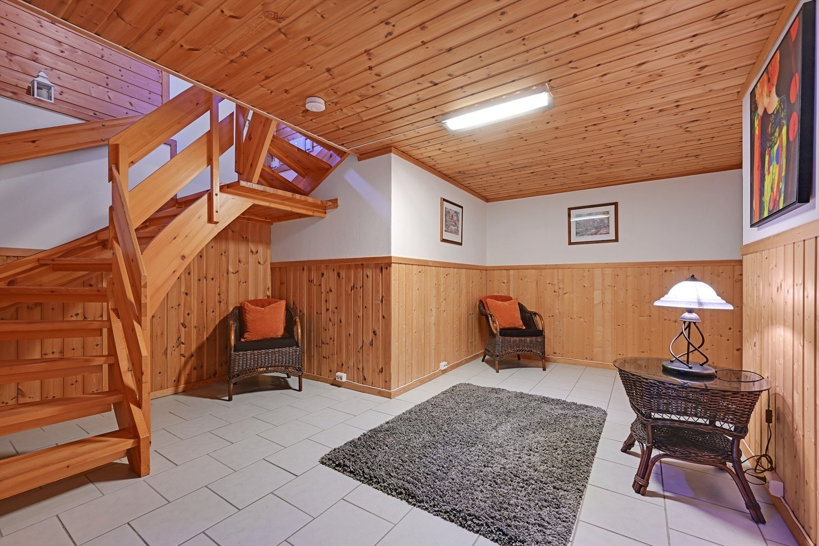 Kjeller gang med egen adkomst som gir tilgang til øvrige rom i kjelleren. Galleribilde