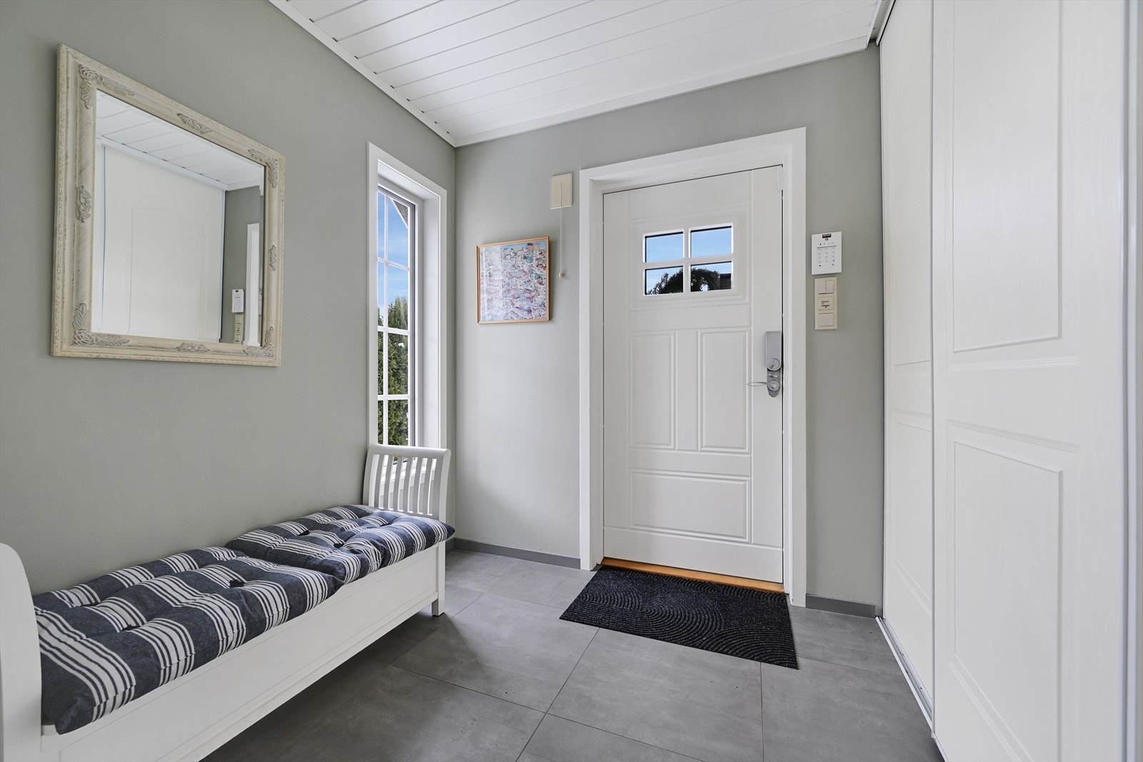 Lys og innbydende entreen som gir et flott førsteinntrykk og har god plass til både oppheng og oppbevaring. Galleribilde