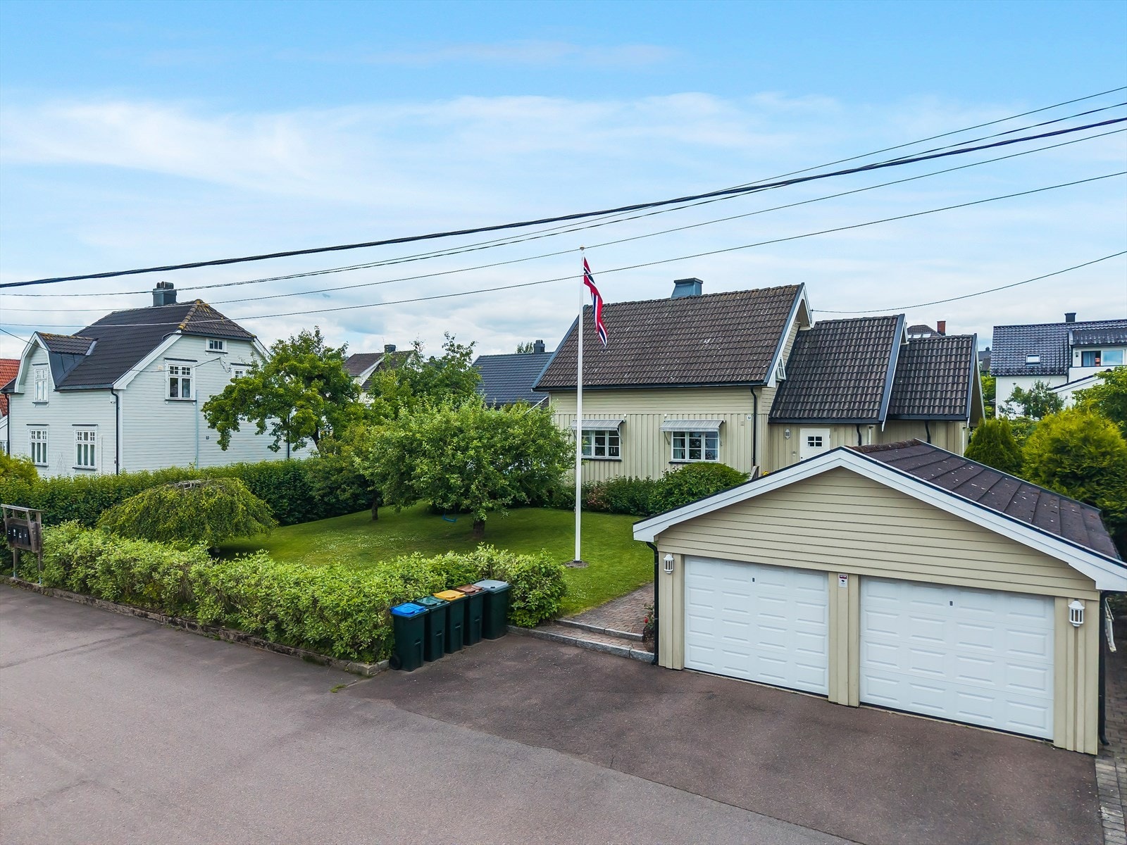 Pent opparbeidet eiendom med god hage Galleribilde