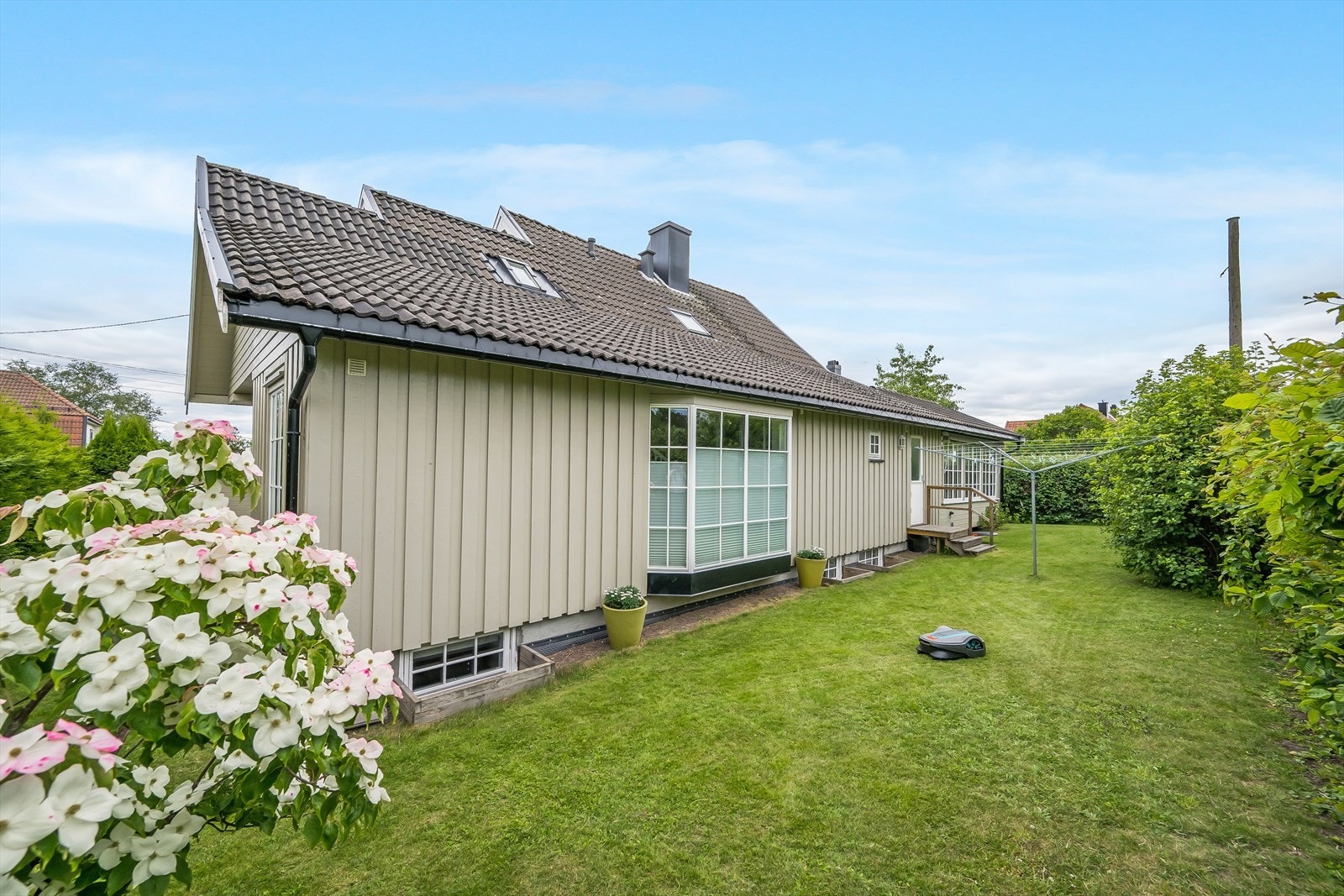 Skjermet hage bak boligen Galleribilde