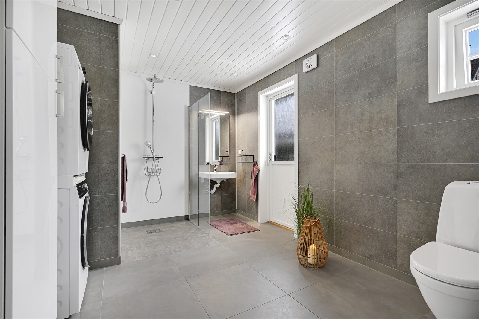 Glatt, moderen bad/vaskerom med direkte adkomst ut til hagen. Galleribilde