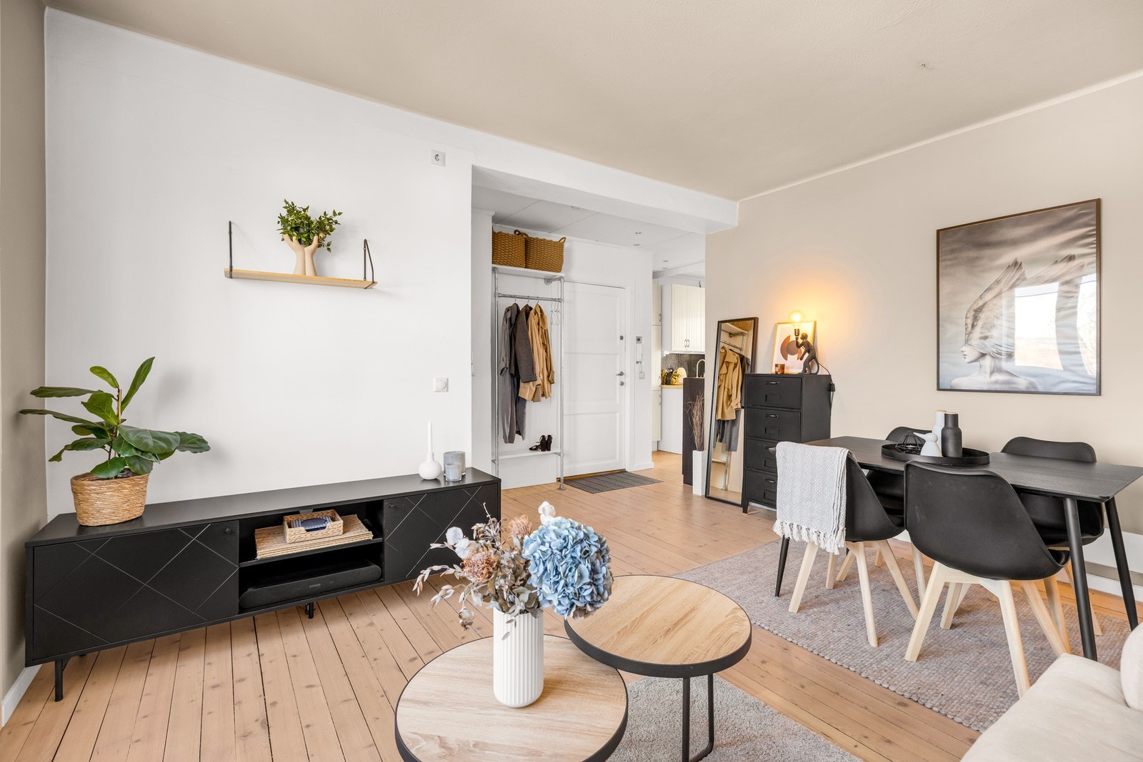 Stuen har god plass til både spisebord og sofagruppe. Det er også pipe bak det høye speilet, og det kan monteres peis om ønskelig. Galleribilde