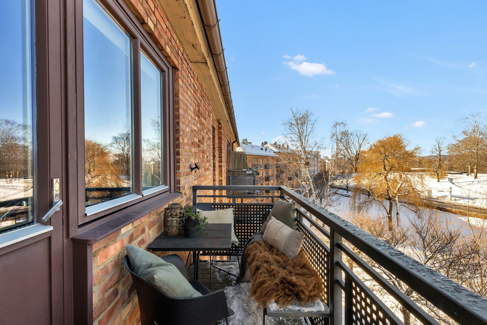 En lys og gjennomgående toppleilighet med god planløsning, balkong og flott utsikt mot idylliske Kampen park. Galleribilde