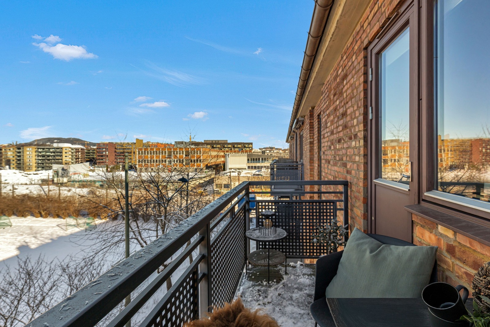 Fra stuen har man direkte utgang til balkong som vender mot nordvest. Balkongen blir en fin forlengelse av stuen på varme dager. Galleribilde