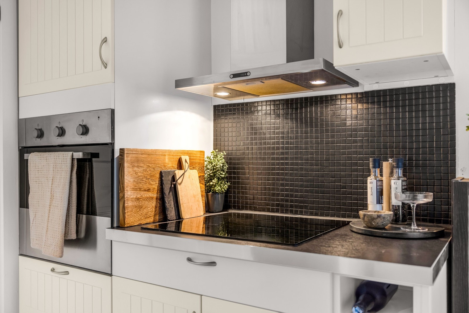 Over koketoppen er det kjøkkenventilator med kullfilter, og det er installert vannstoppsystem. Galleribilde