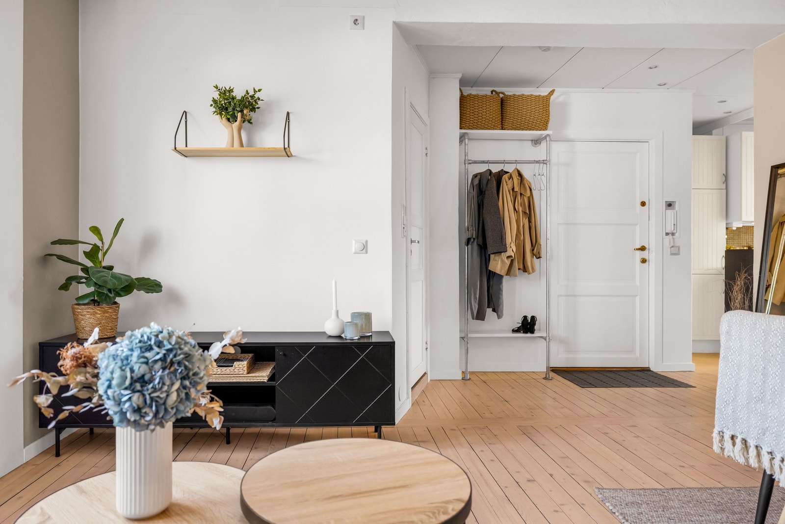 Entré med plass til å henge av yttertøy. Galleribilde