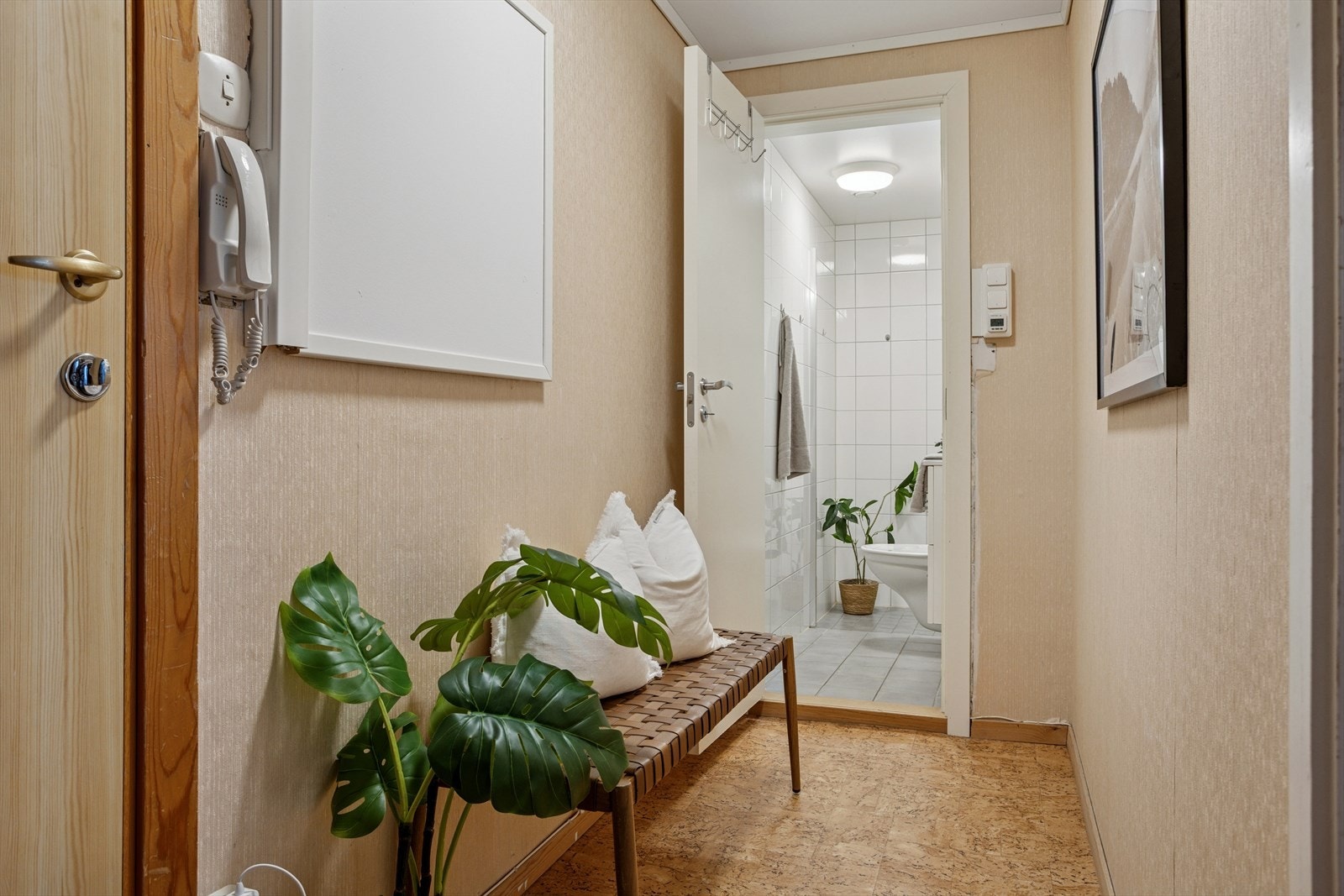 Heng fra deg yttertøyet og tre inn. Direkte fra gangen har du tilkomst til stuen og leilighetens moderne bad. Galleribilde