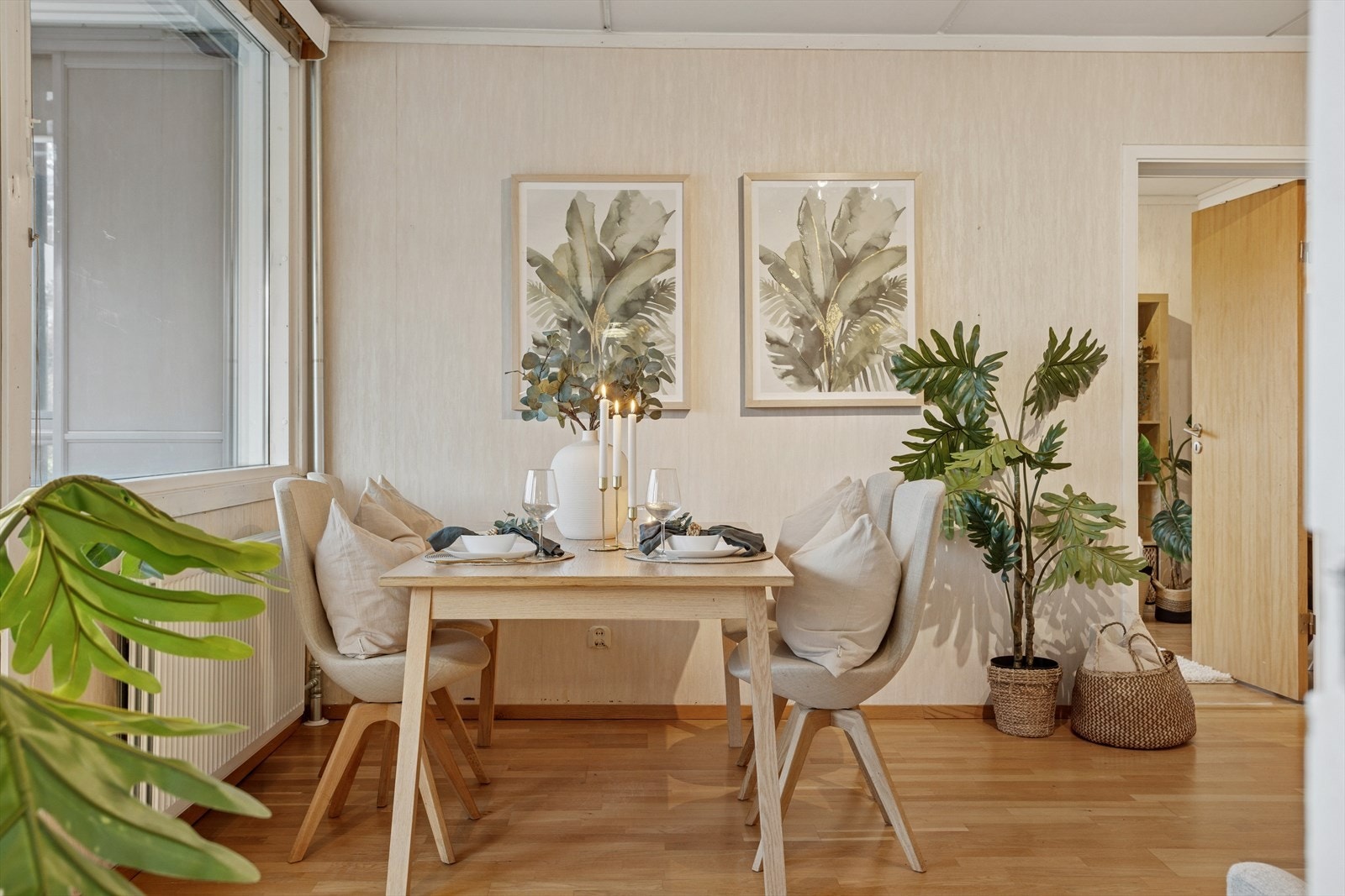 Den innglassede altanen er sør-vestvendt med fri utsikt og sol fra midt på dagen. Galleribilde