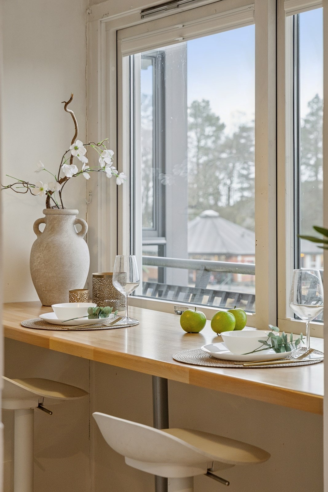 Kjøkkenet holder en eldre standard generelt, men har bla. praktisk løsning med barstoler. Perfekt for morgenkaffien! Galleribilde