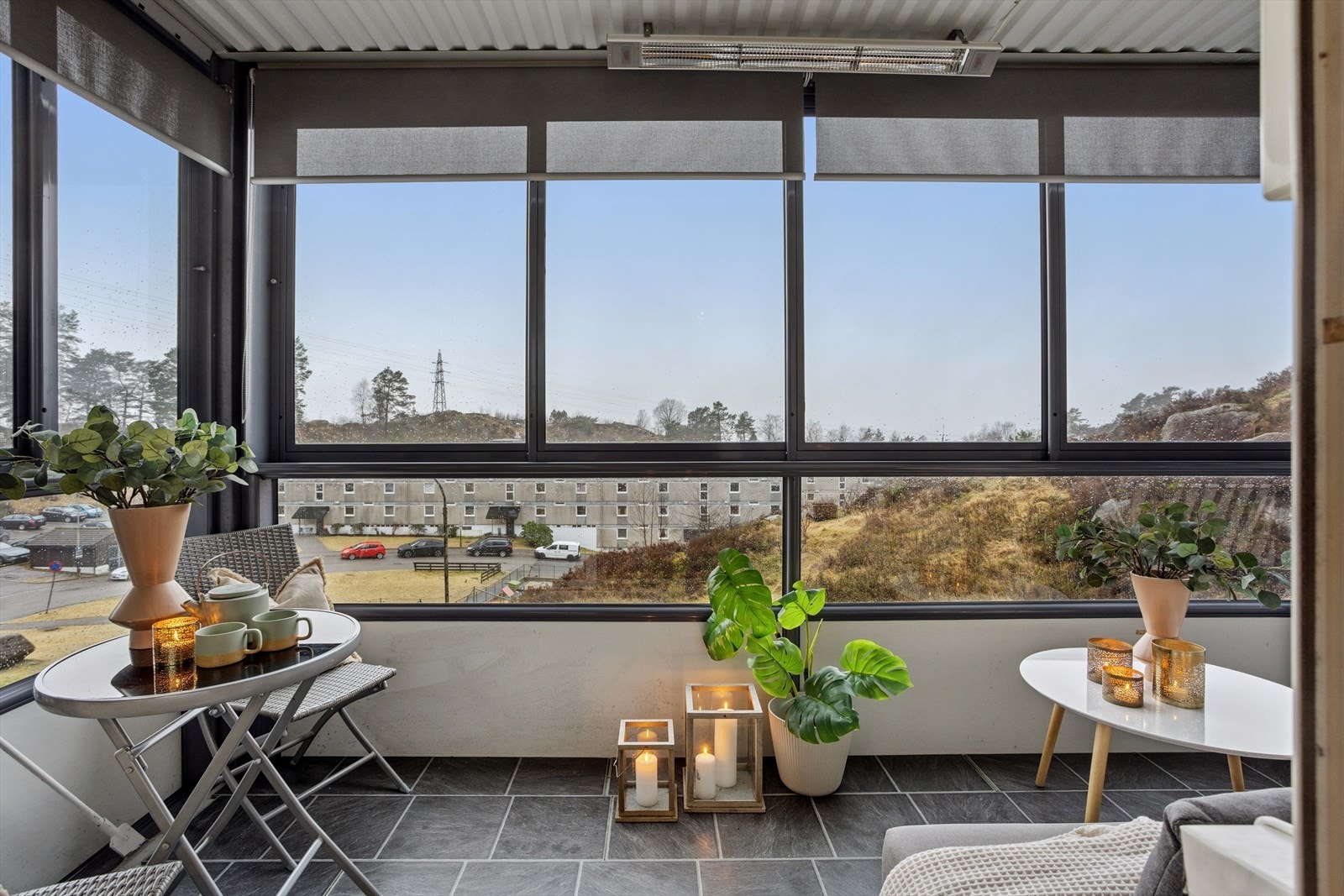 ... leilighetens innglasserte balkong som er på ca. 7,9 m². Her kan solen nytes, eller skjermes på ettermiddagen! Varmelampe for de kaldeste vinterdagene. Galleribilde