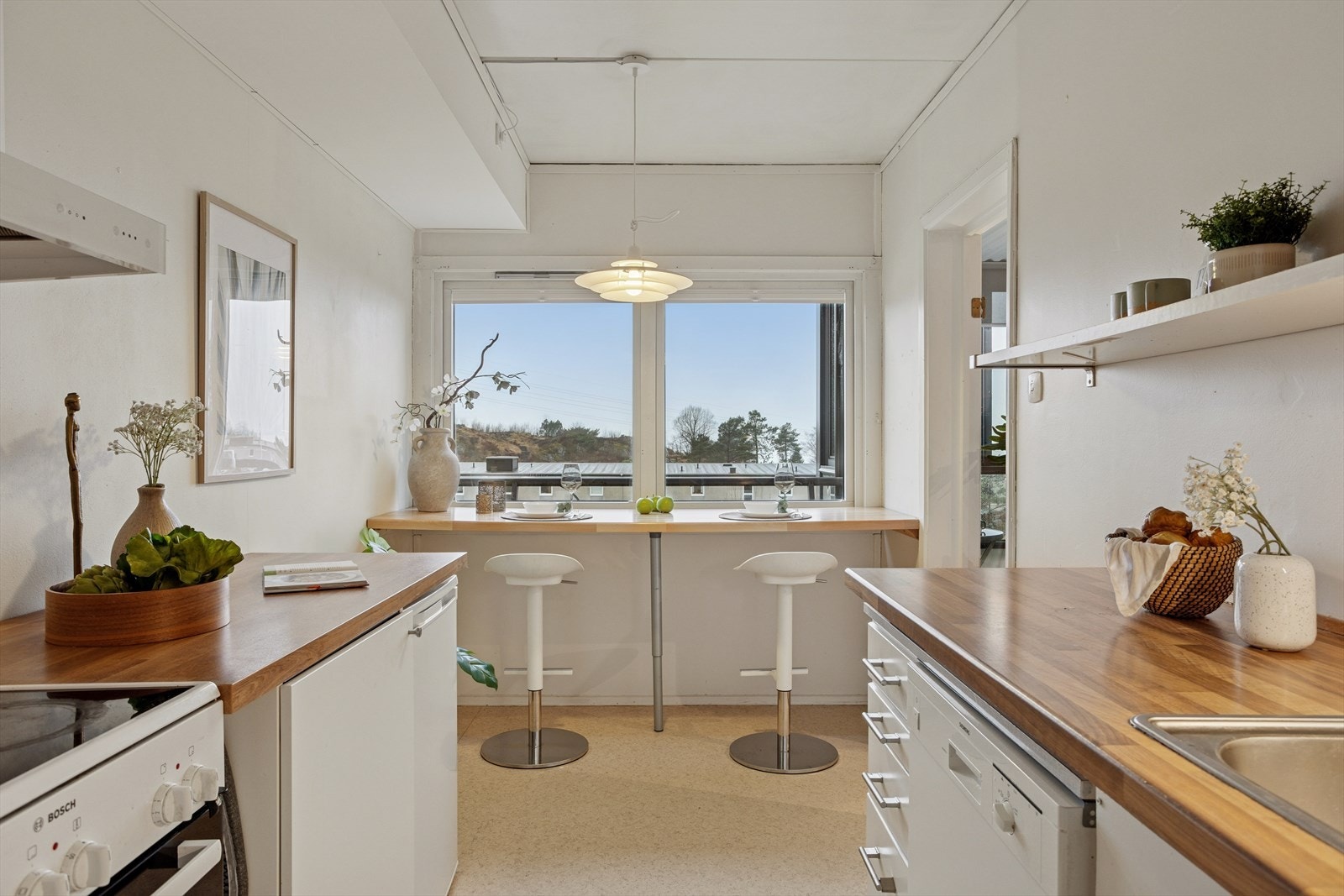 Frittstående komfyr og oppvaskmaskin, med lav kjøleskapsløsning. Galleribilde