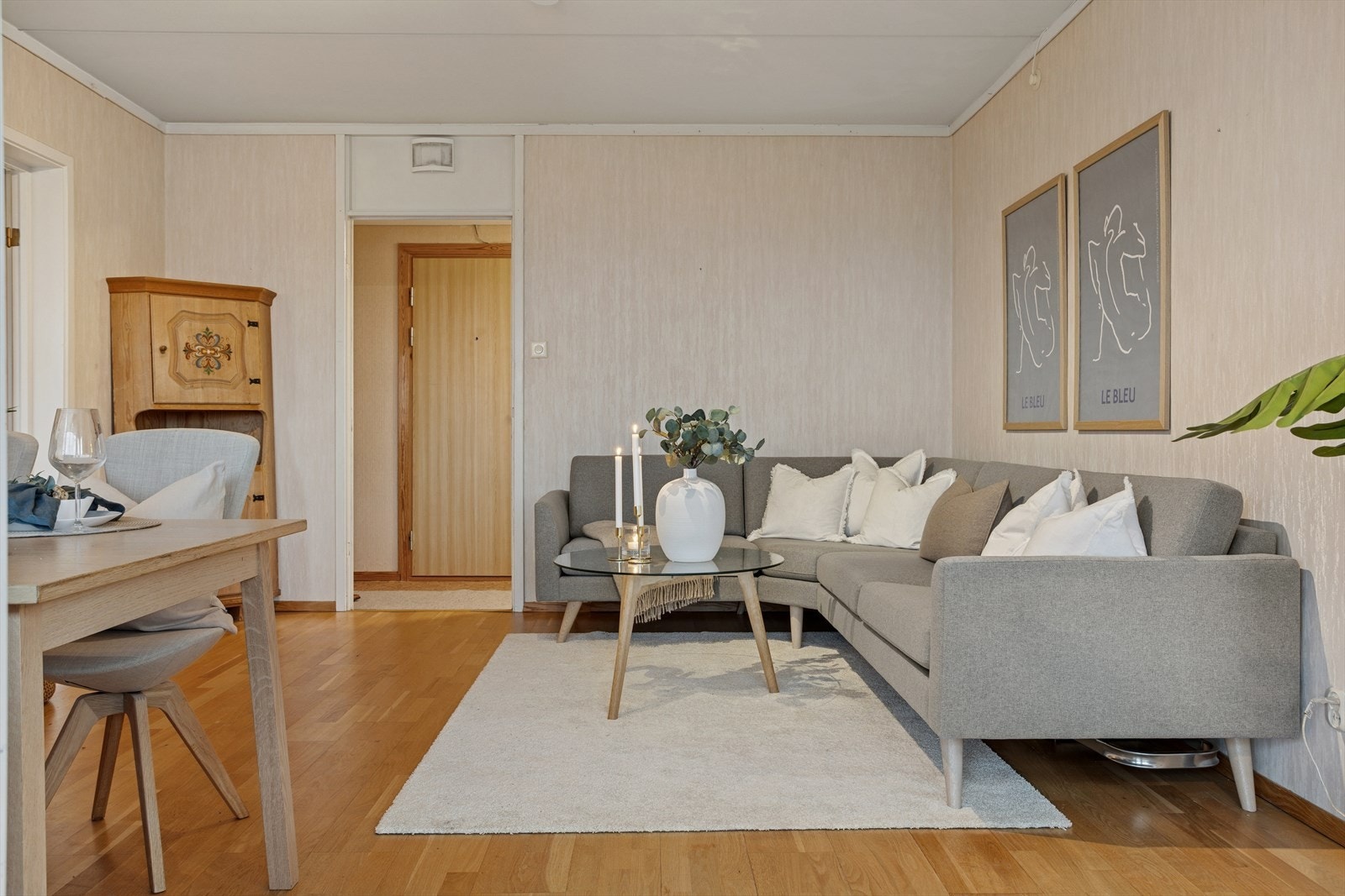 Badet ble totalrenovert i 2020 i regi av borettslaget, samtidig som det ble etablert nytt røropplegg til kjøkken med vannsikring og opplegg for vaskemaskin, samt installert balansert ventilasjon. Galleribilde