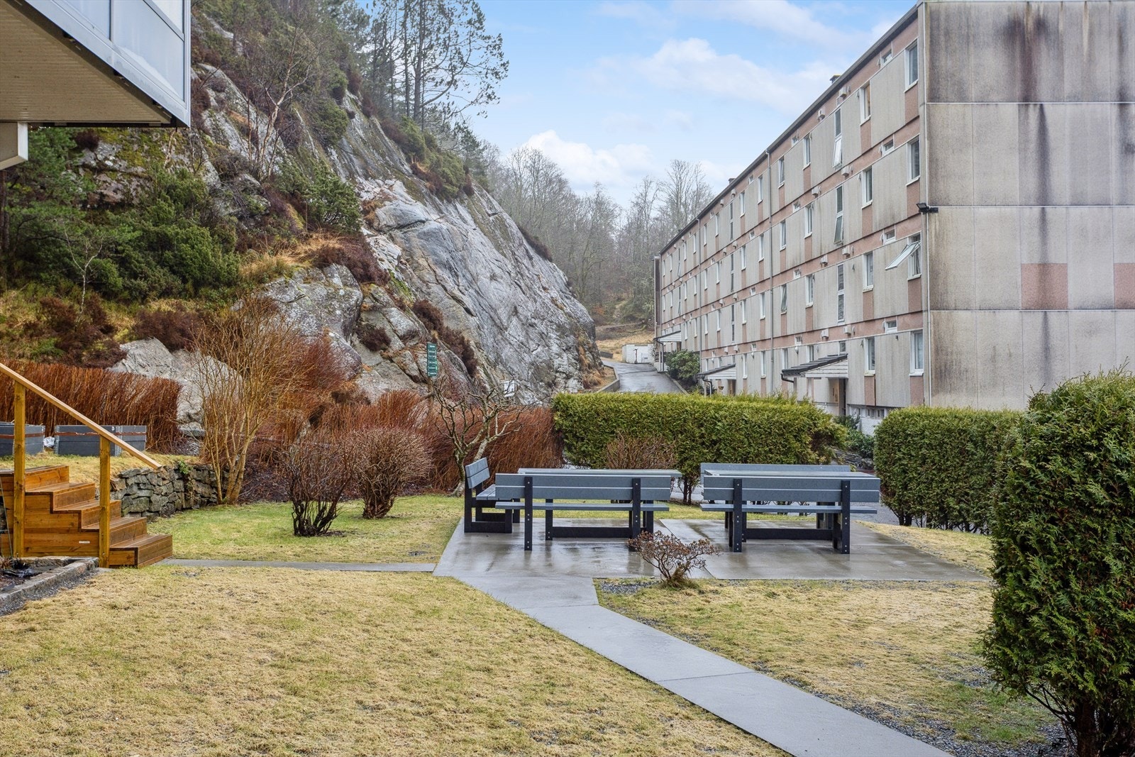 Borettslaget tilbyr felles vaskekjeller, tilfluktsrom (dekkhotell) og to sykkelboder ved inngangspartiet. Det er også tilgang til felleslokale til utleie (Grendahuset), samt Miljøklubben med et beboerlokale med kjøkken til felles bruk. Galleribilde