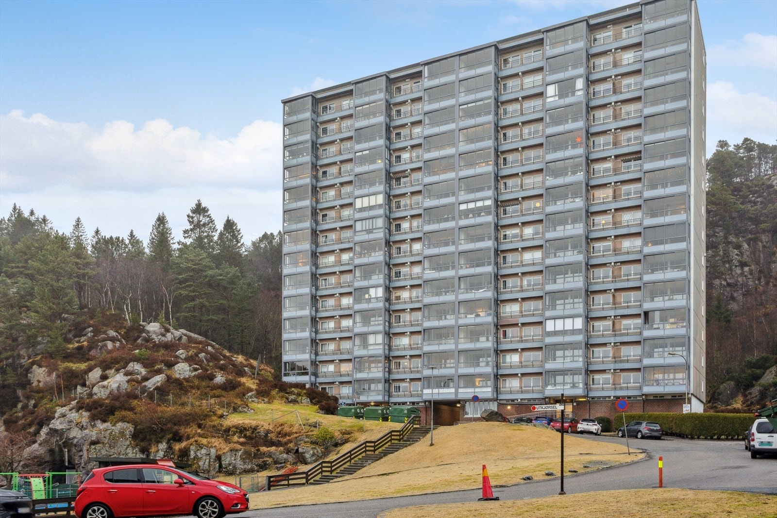 Sølvberget borettslag består av totalt 279 leiligheter, fordelt på 6 lavblokker og 1 høyblokk. 5 parkeringsfelt hvor det totalt er plass til ca 180 biler, inkludert private elbilplasser og felles ladestasjoner. Fordeles etter ansiennitet. Galleribilde