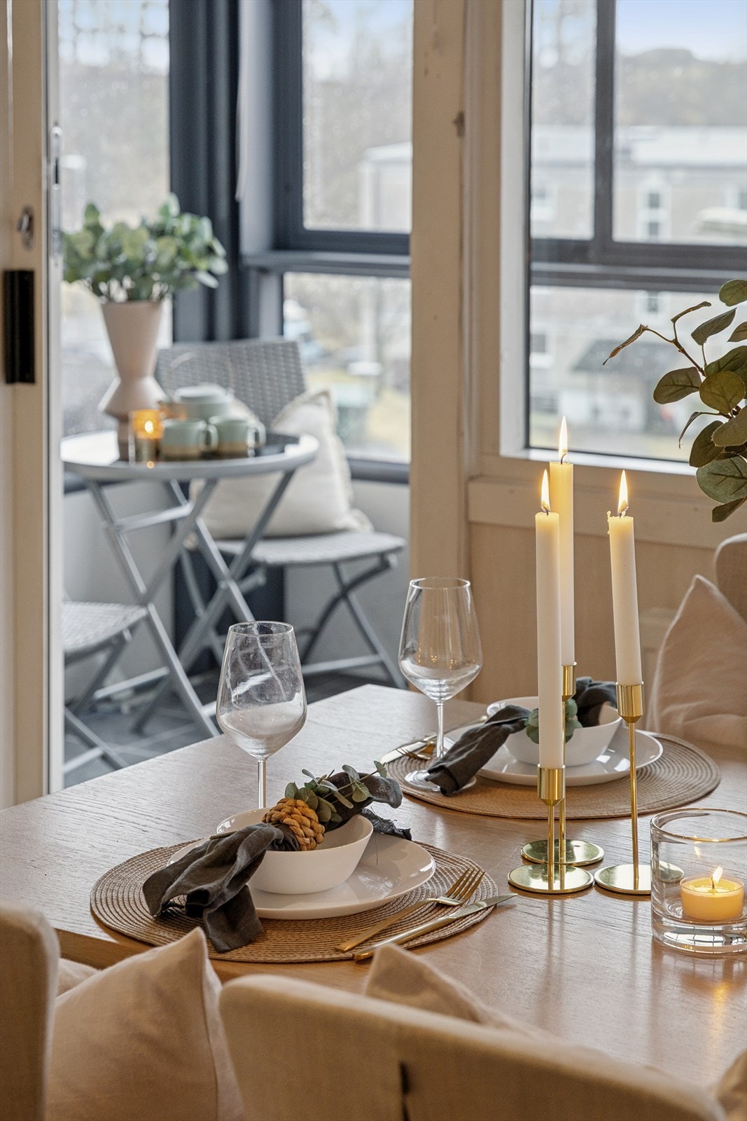 Leiligheten er plassert i blindvei. Ingen gjennomgangstrafikk, sentrumsnært, kort vei til buss og butikk, beboere av alle aldersgrupper, nært treningssenter og idrettsanlegg! Galleribilde